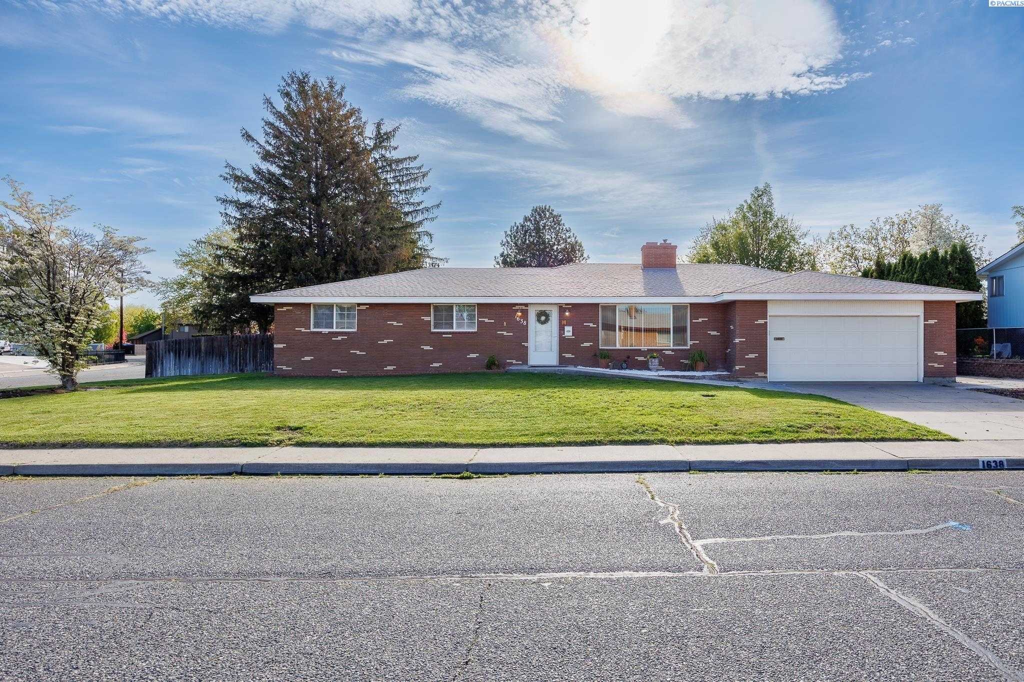 Photo of Newly Listed – 1638 Alder Ave, Richland, WA 99354