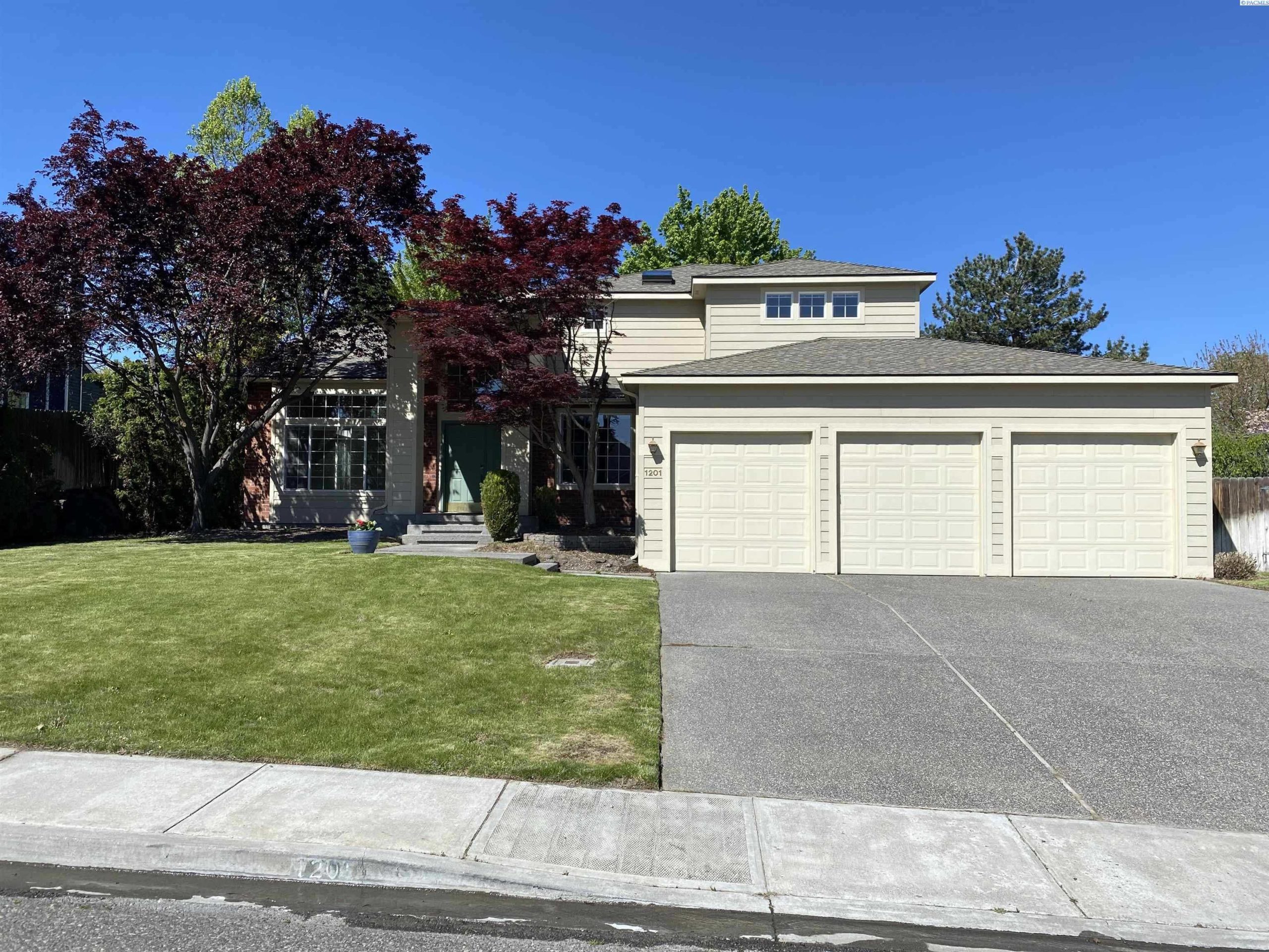 Photo of Newly Listed – 1201 Oxford Ave, Richland, WA 99352