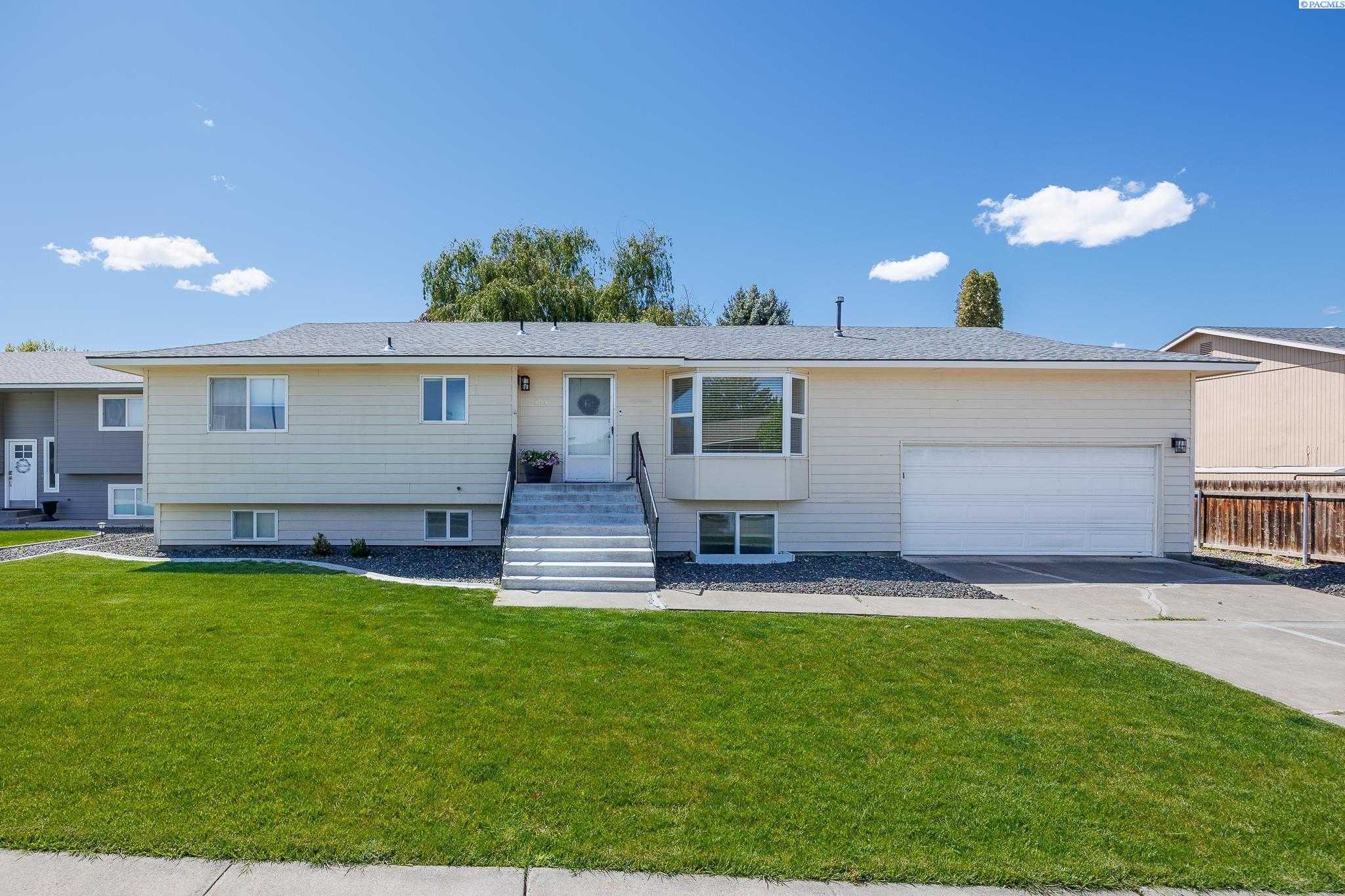 Photo of Newly Listed – 504 S Arthur Pl, Kennewick, WA 99336