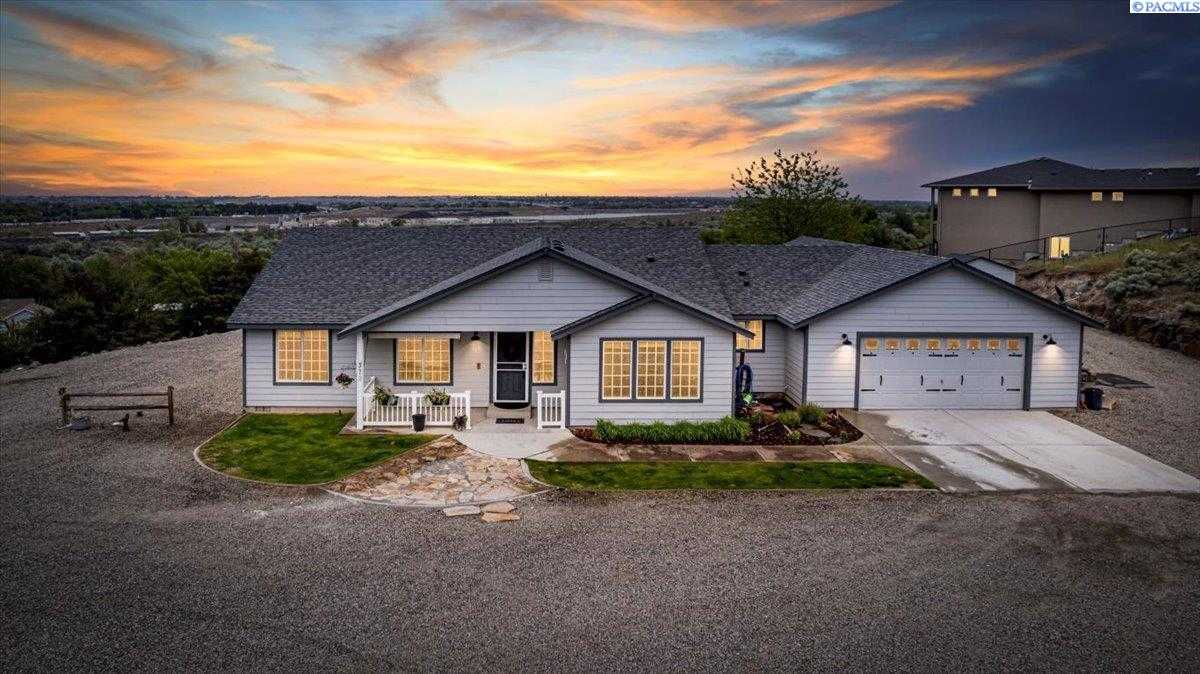 Photo of Newly Listed – 372 Columbia Park Trail, Richland, WA 99352