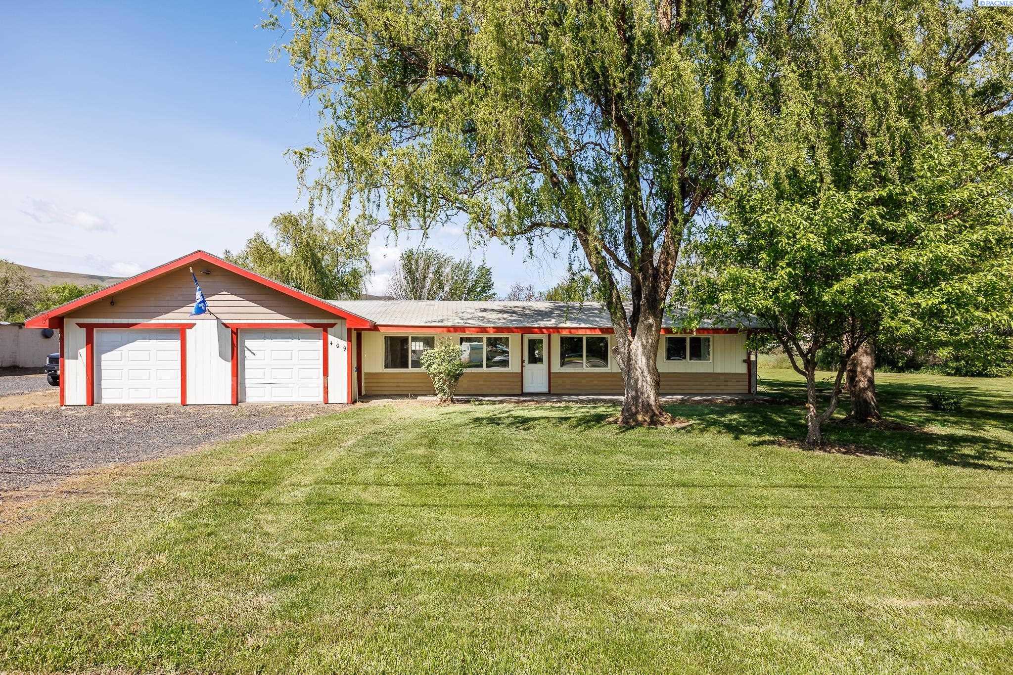 Photo of Newly Listed – 409 7th St, Benton City, WA 99320