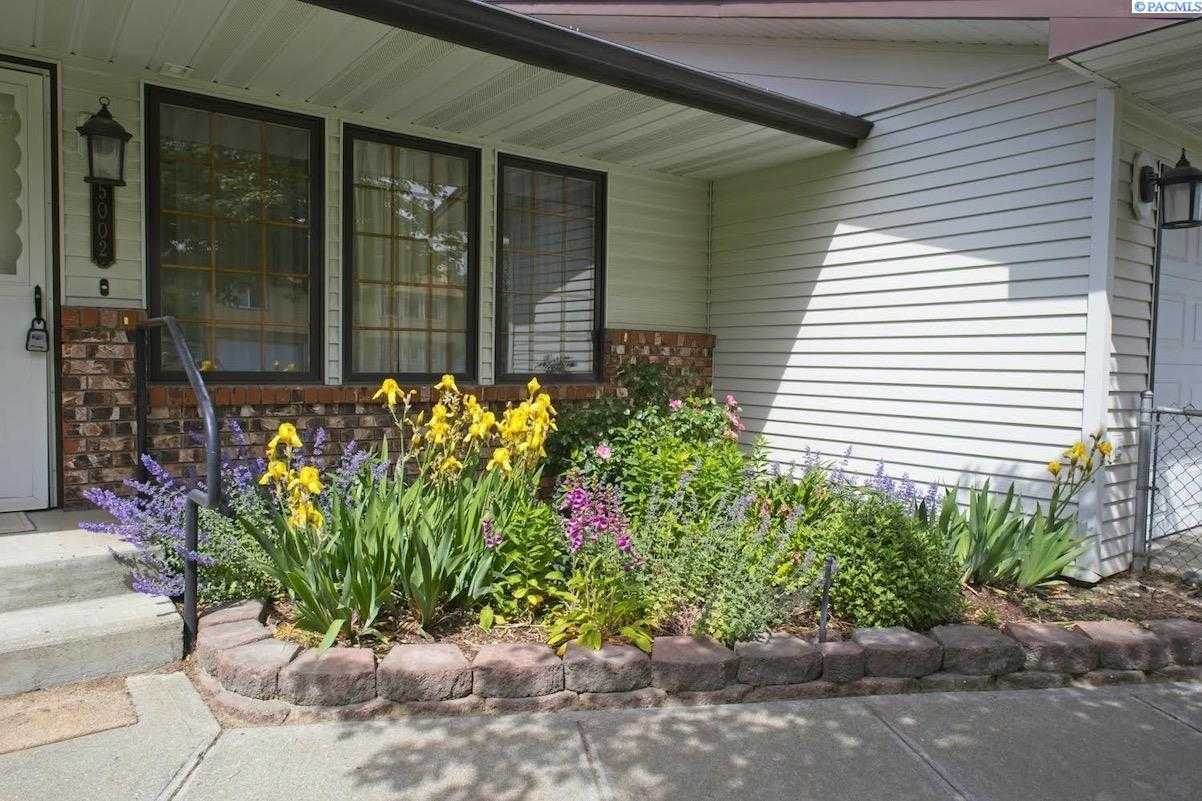 Photo of Newly Listed – 5002 Chukar Dr, West Richland, WA 99353