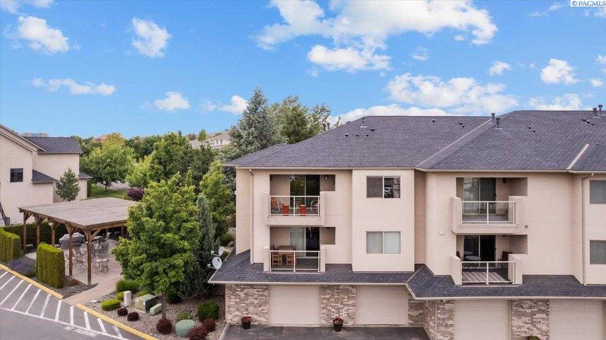 Photo of Newly Listed – 3710 Canyon Lakes Dr, Kennewick, WA 99337