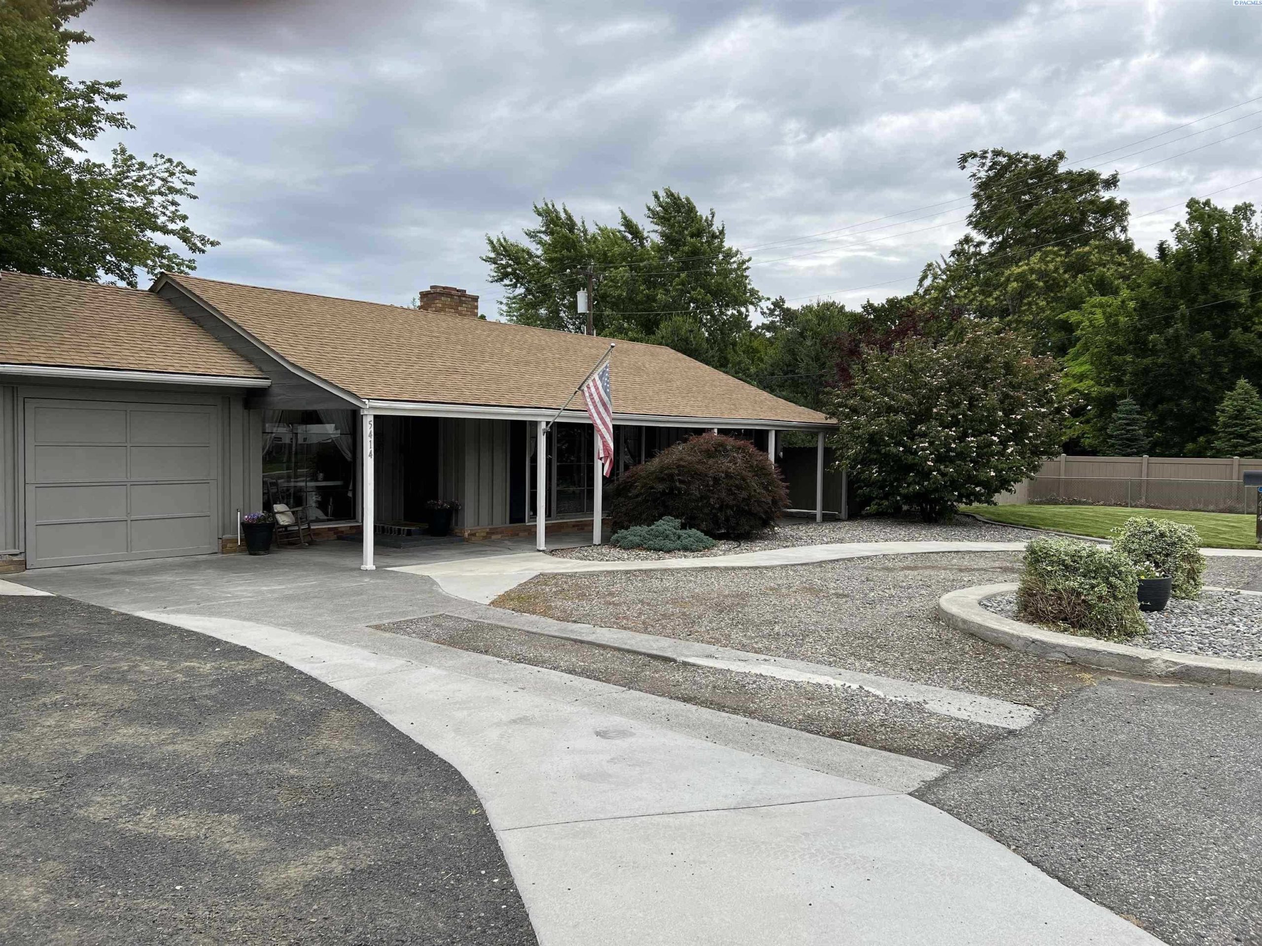 Photo of Newly Listed – 5414 W 4th Ave, Kennewick, WA 99336