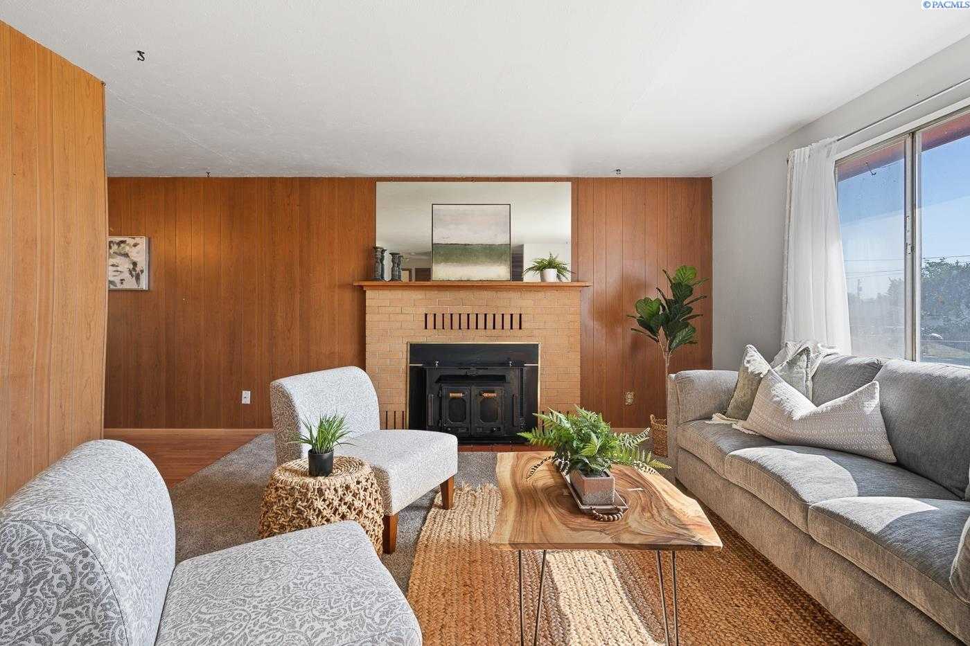 Photo of Newly Listed – 2215 N 7th Ave, Pasco, WA 99301