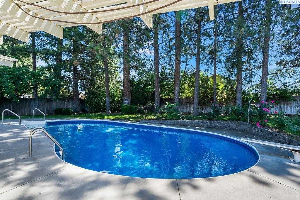 Photo of Newly Listed – 109 Broadmoor St, Richland, WA 99352