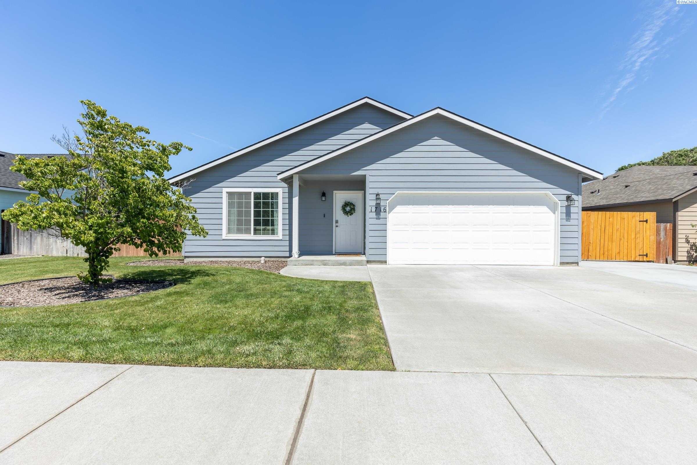 Photo of Newly Listed – 1716 W 31st Ave, Kennewick, WA 99337