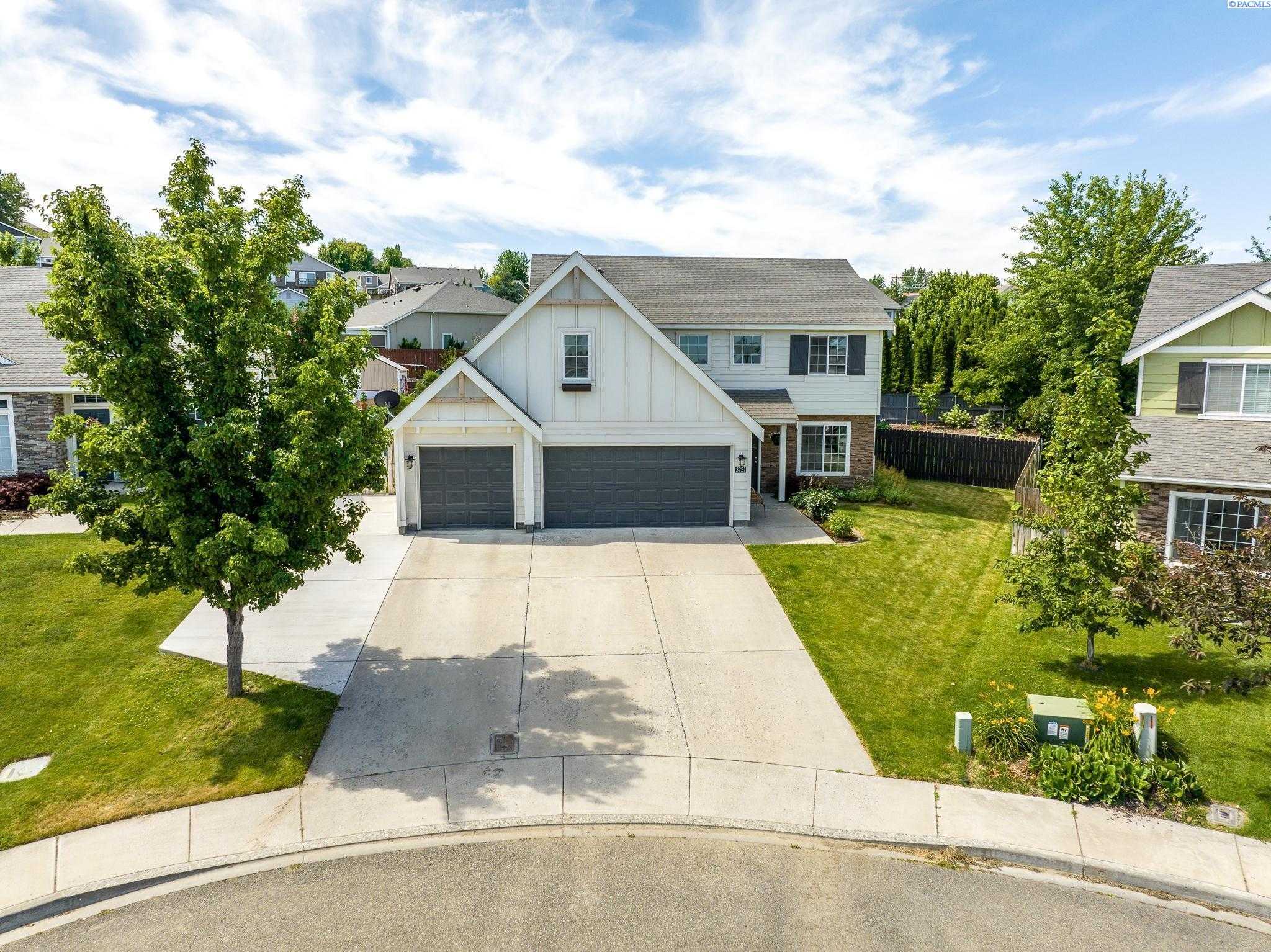 Photo of Newly Listed – 3721 Van Ct, West Richland, WA 99353