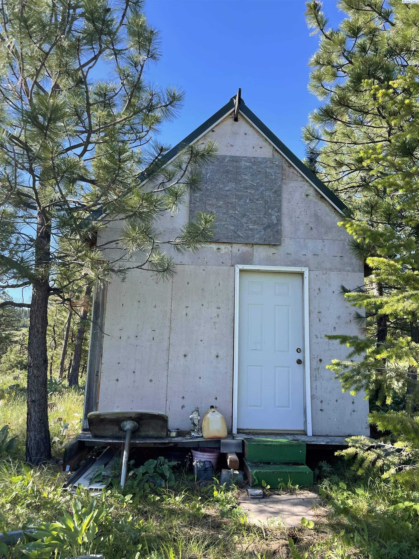 Photo of Newly Listed – 110 Bluebird Ln, East Wenatchee, WA 98802