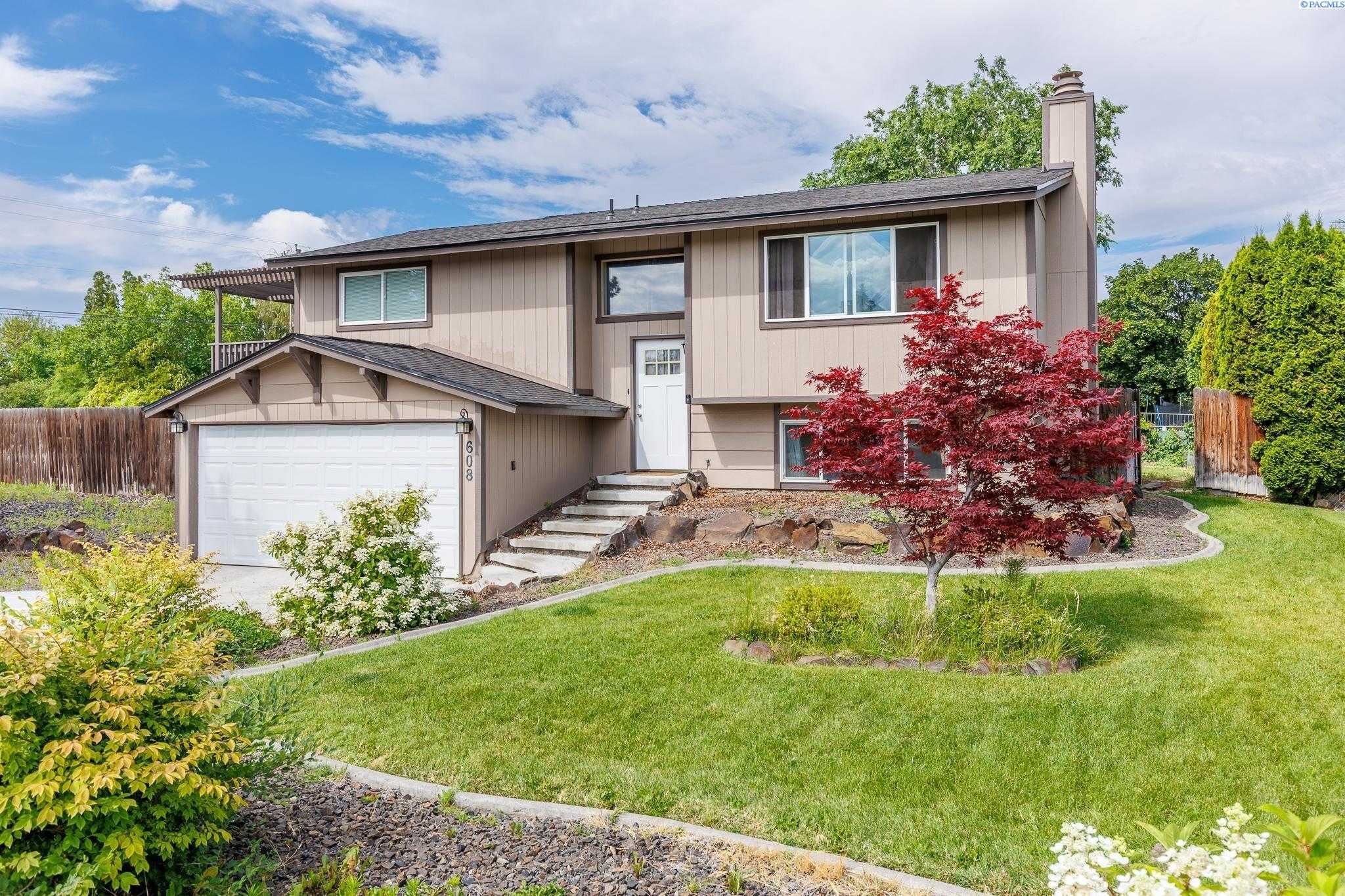 Photo of Newly Listed – 608 S Zinser St, Kennewick, WA 99336