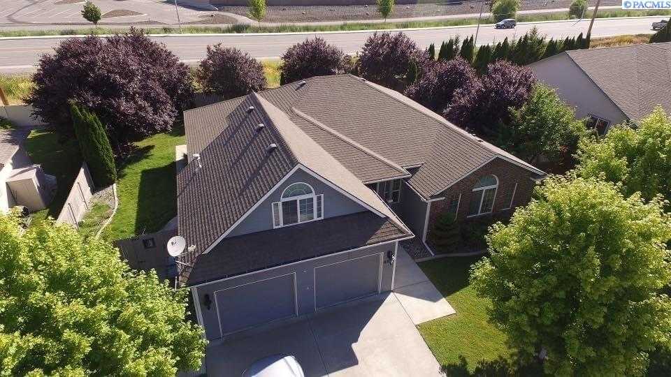 Photo of Newly Listed – 426 Lombardy Lane, Richland, WA 99352