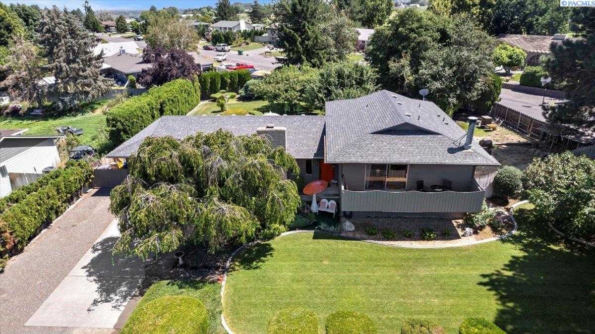 Photo of Newly Listed – 812 E Eastlake, Kennewick, WA 99337