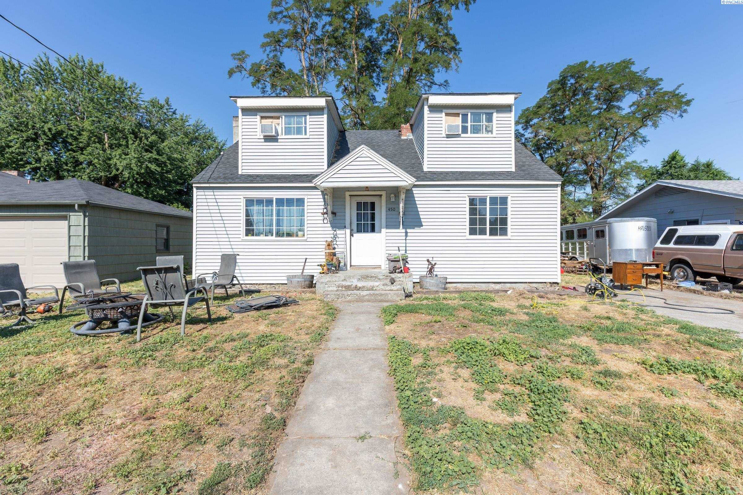 Photo of Newly Listed – 450 Kinnear St, Waitsburg, WA 99361