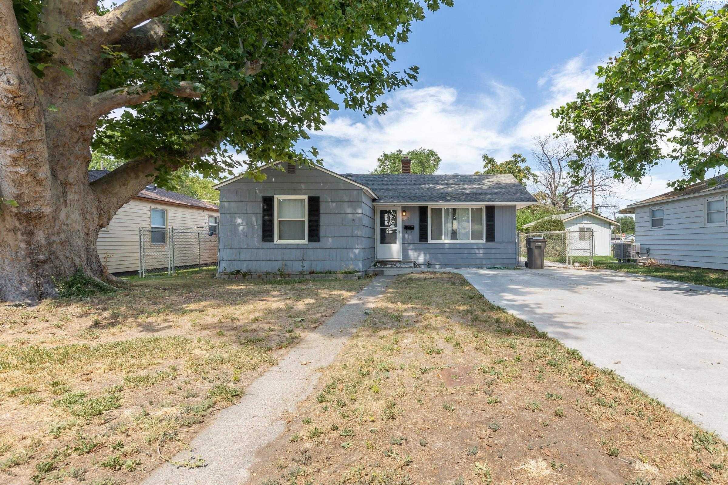 Photo of Newly Listed – 1106 W 1st Ave, Kennewick, WA 99336