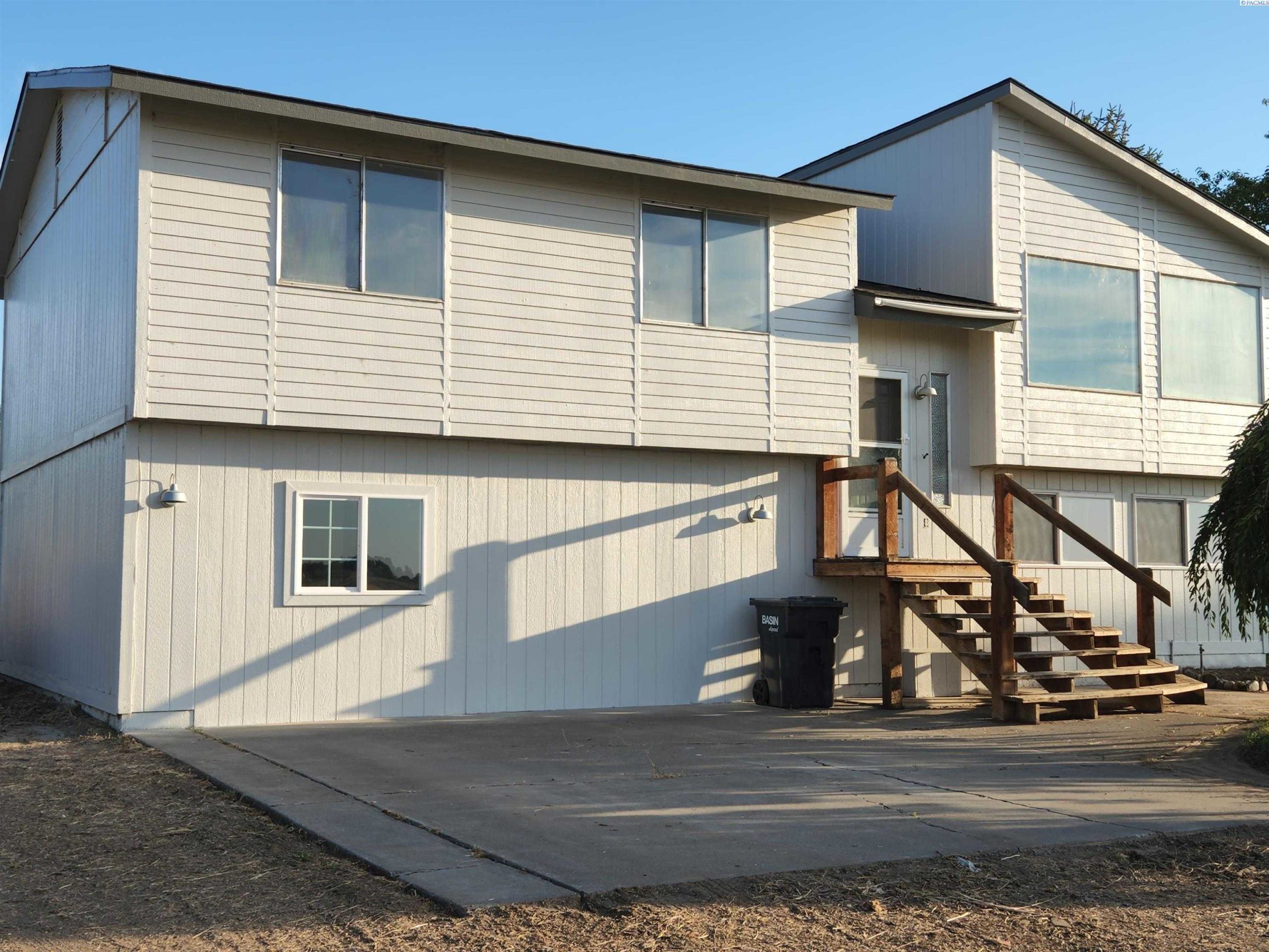 Photo of Newly Listed – 452 E Humorist Rd, Burbank, WA 99323