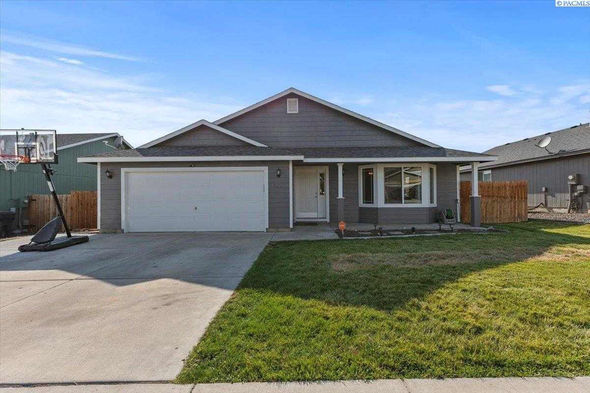 Photo of Newly Listed – 516 Clark St, Moxee City, WA 98936