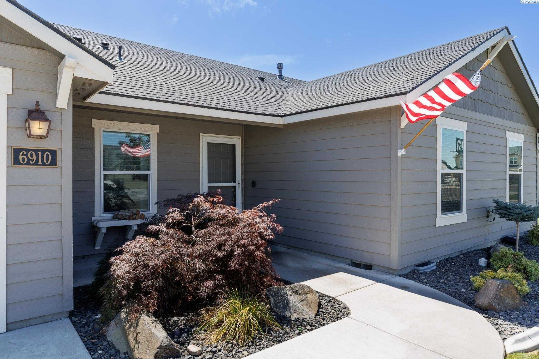 Photo of Newly Listed – 6910 Three Rivers Drive, Pasco, WA 99301