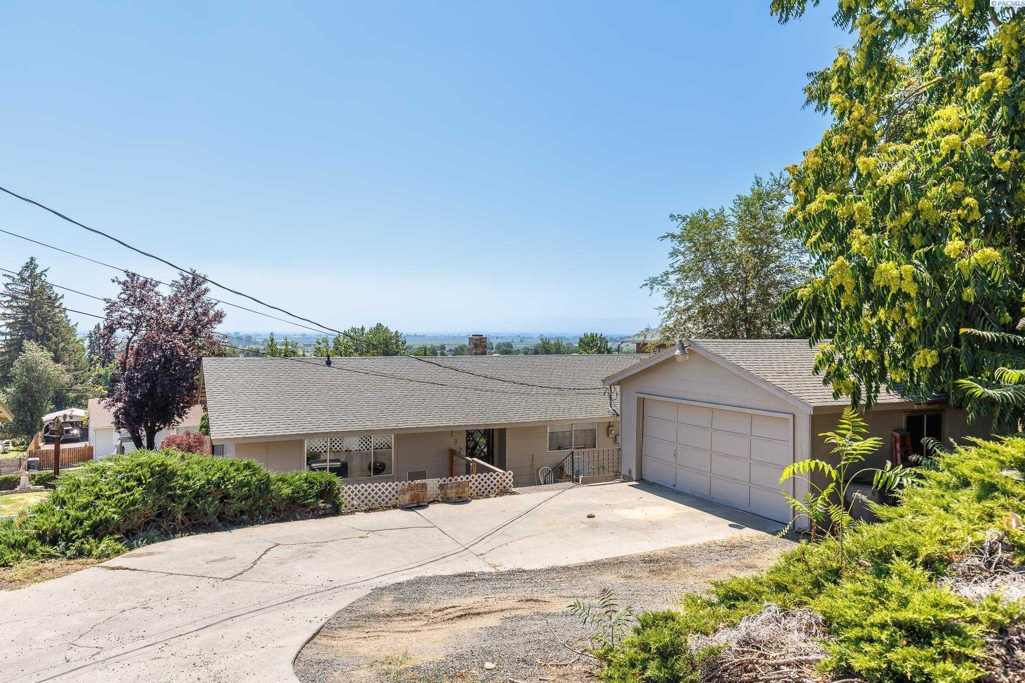 Photo of Newly Listed – 132 Thill Ave, Sunnyside, WA 98944