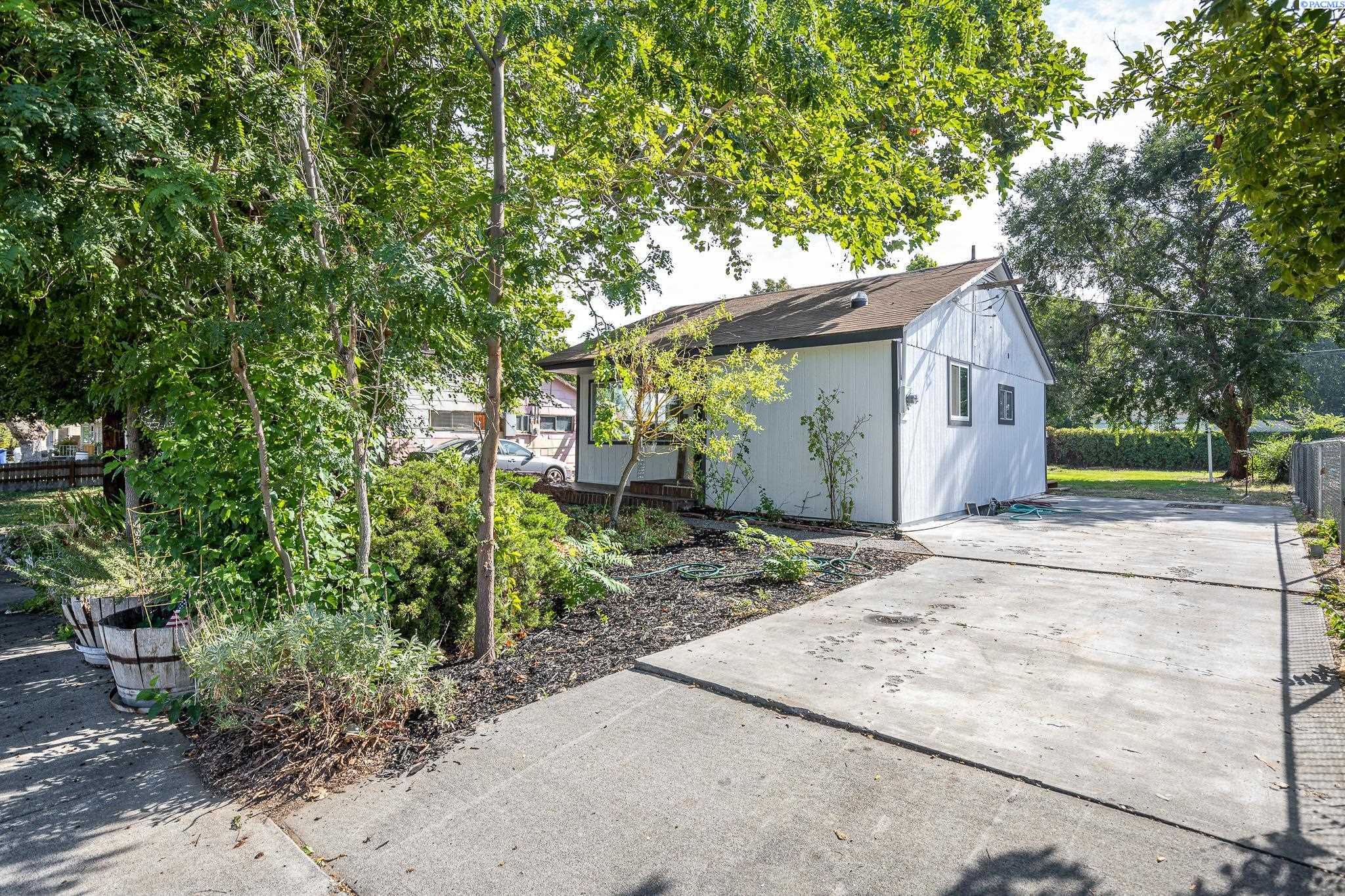 Photo of Newly Listed – 1602 Mcpherson Ave, Richland, WA 99354