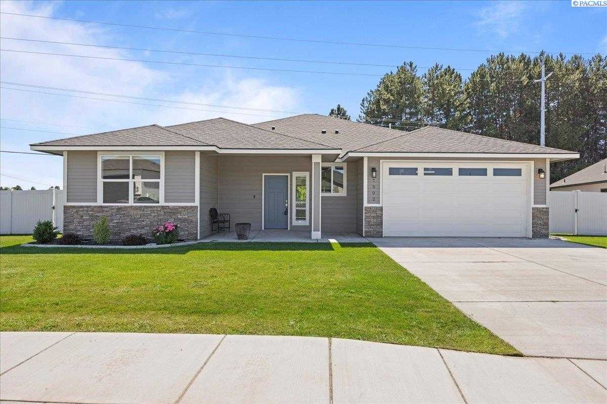 Photo of Newly Listed – 7502 Cornflower Dr, Pasco, WA 99301