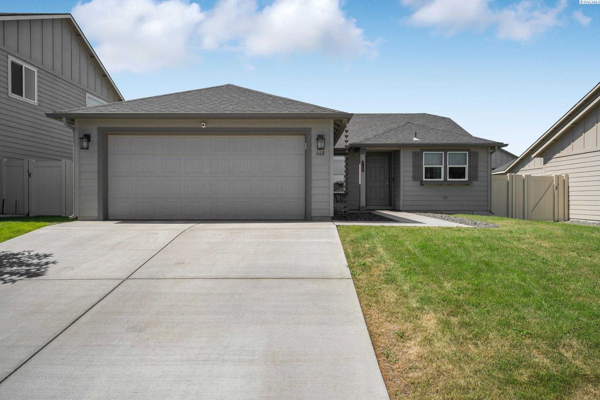 Photo of Newly Listed – 668 Marysville Way, Richland, WA 99352