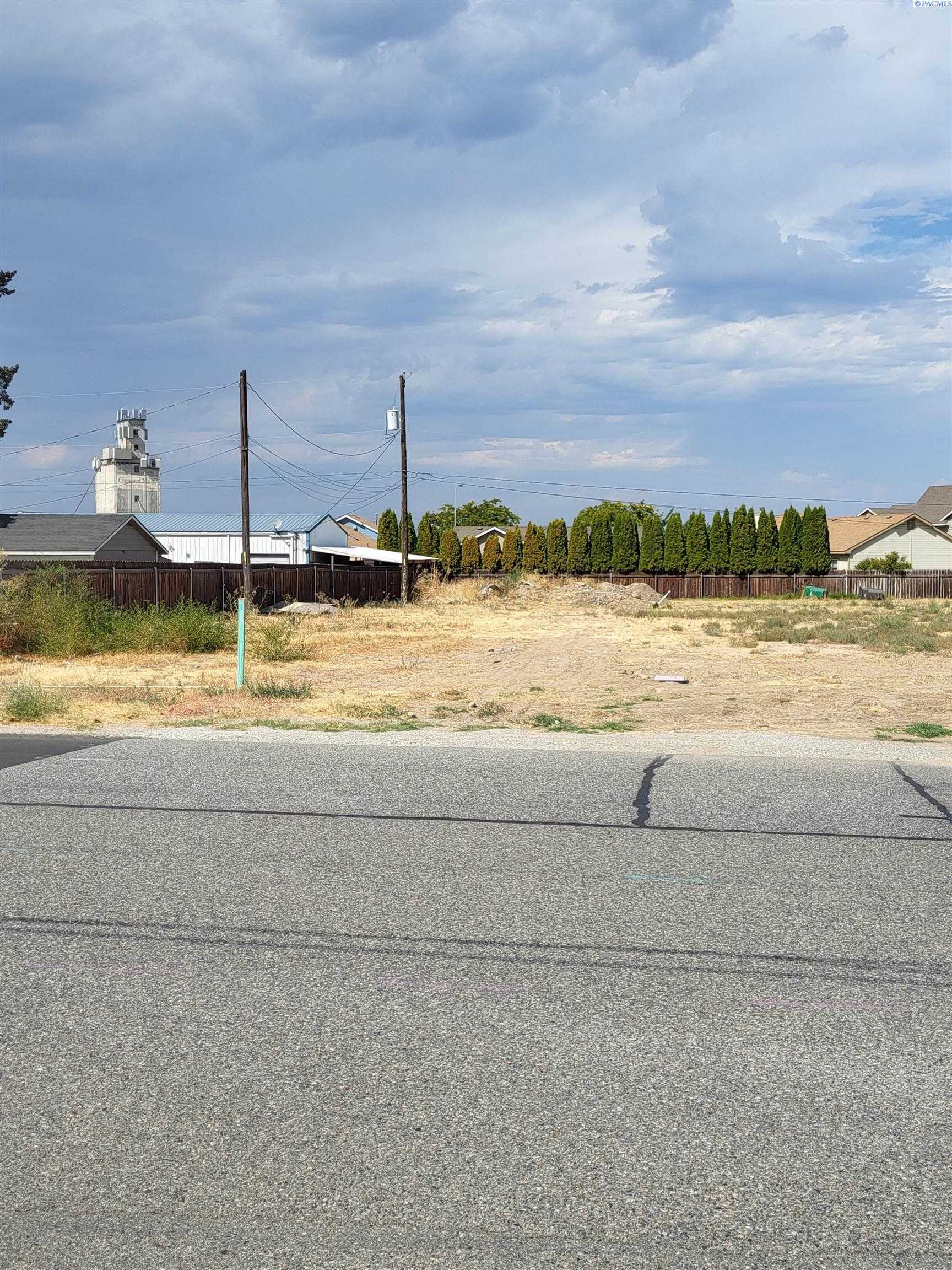 Photo of Newly Listed – 6460 W 1st Ave, Kennewick, WA 99336