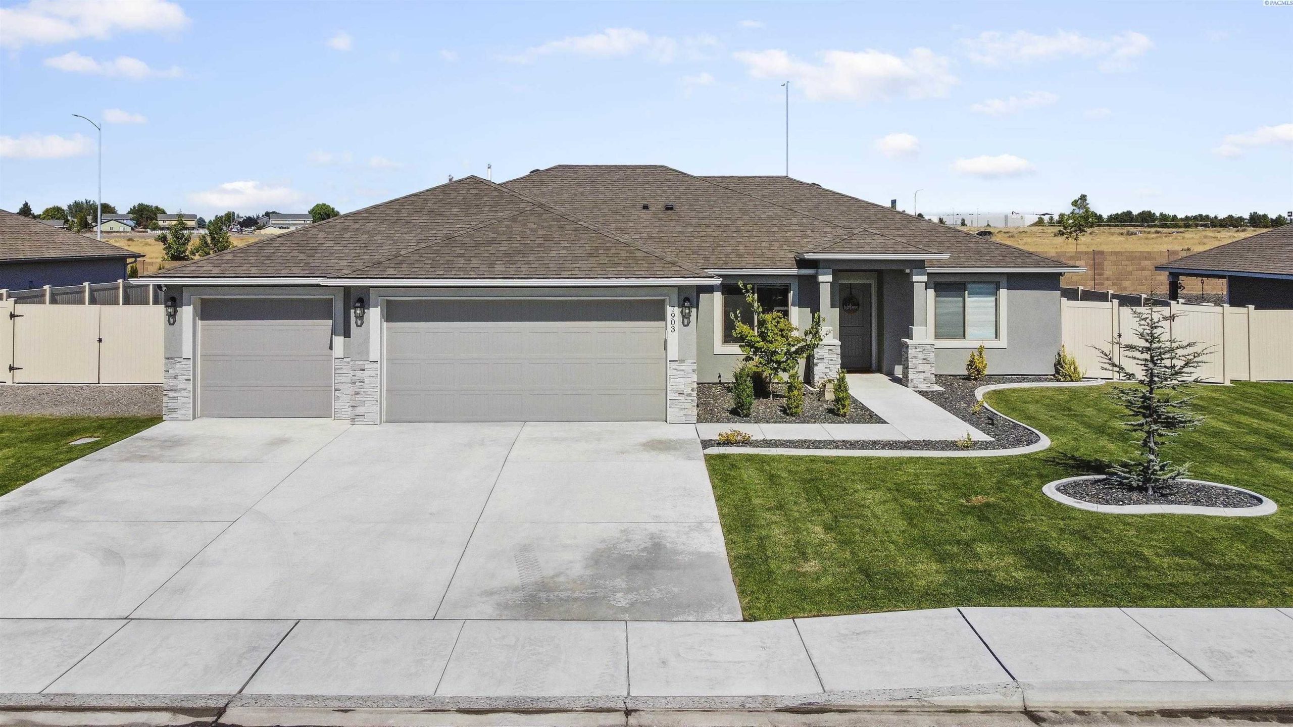 Photo of Newly Listed – 7903 Coldwater, Pasco, WA 99301