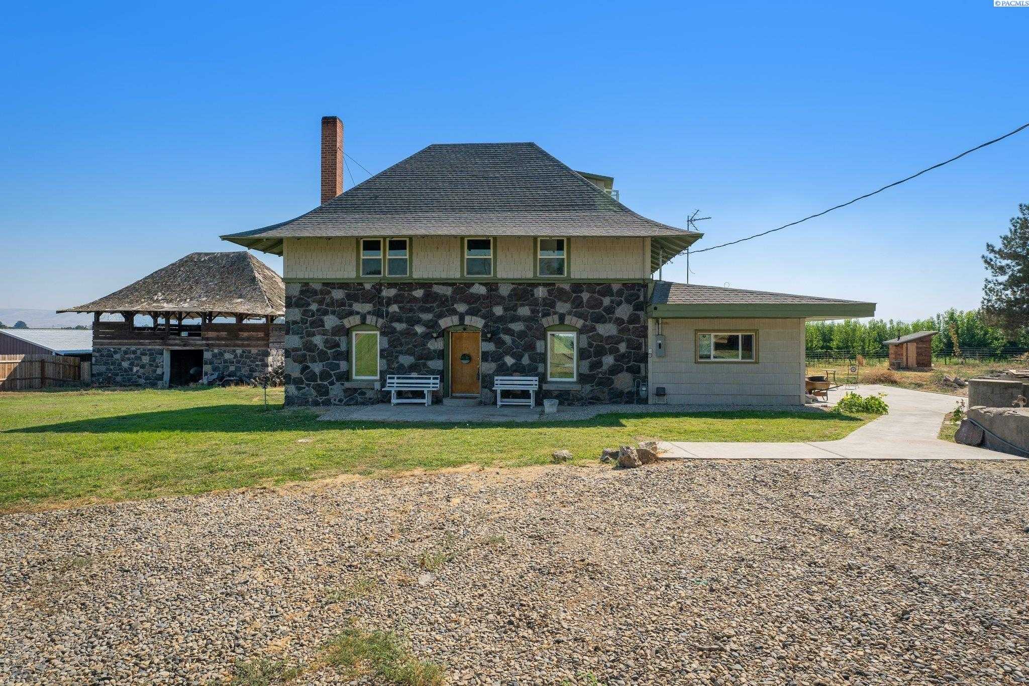 Photo of Newly Listed – 330 Walnut Ln, Grandview, WA 98930