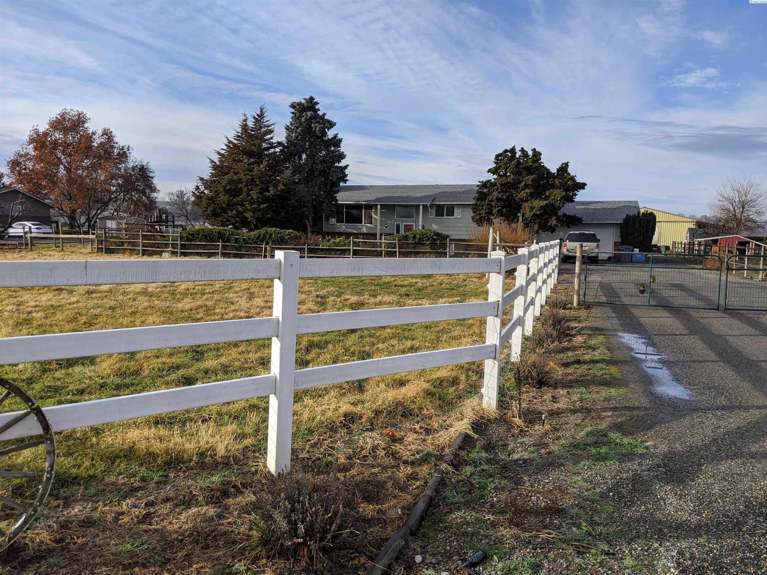 Photo of Newly Listed – 21506 S Oak St, Kennewick, WA 99337