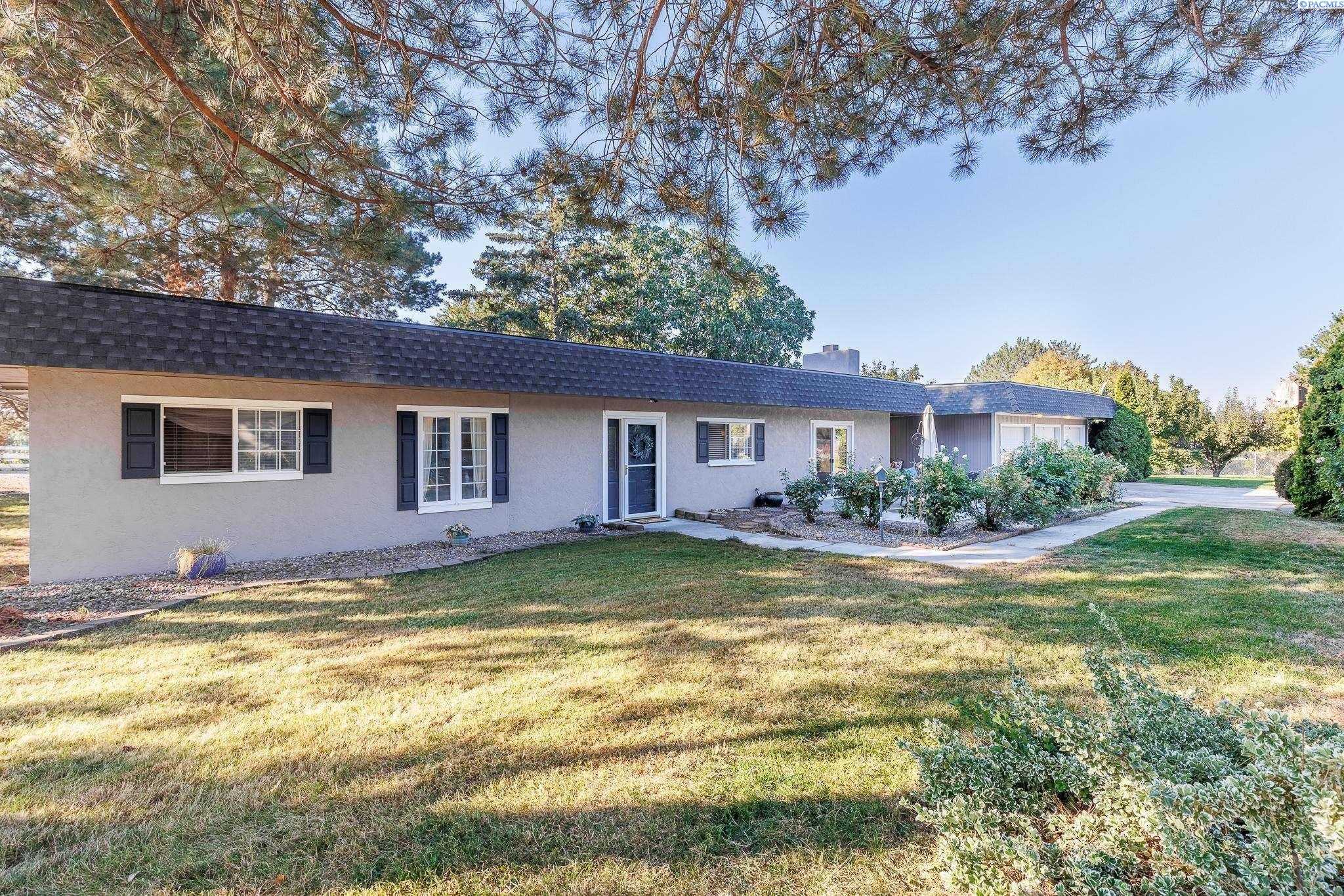 Photo of Newly Listed – 1128 S Tranquility Pr Se, Kennewick, WA 99338