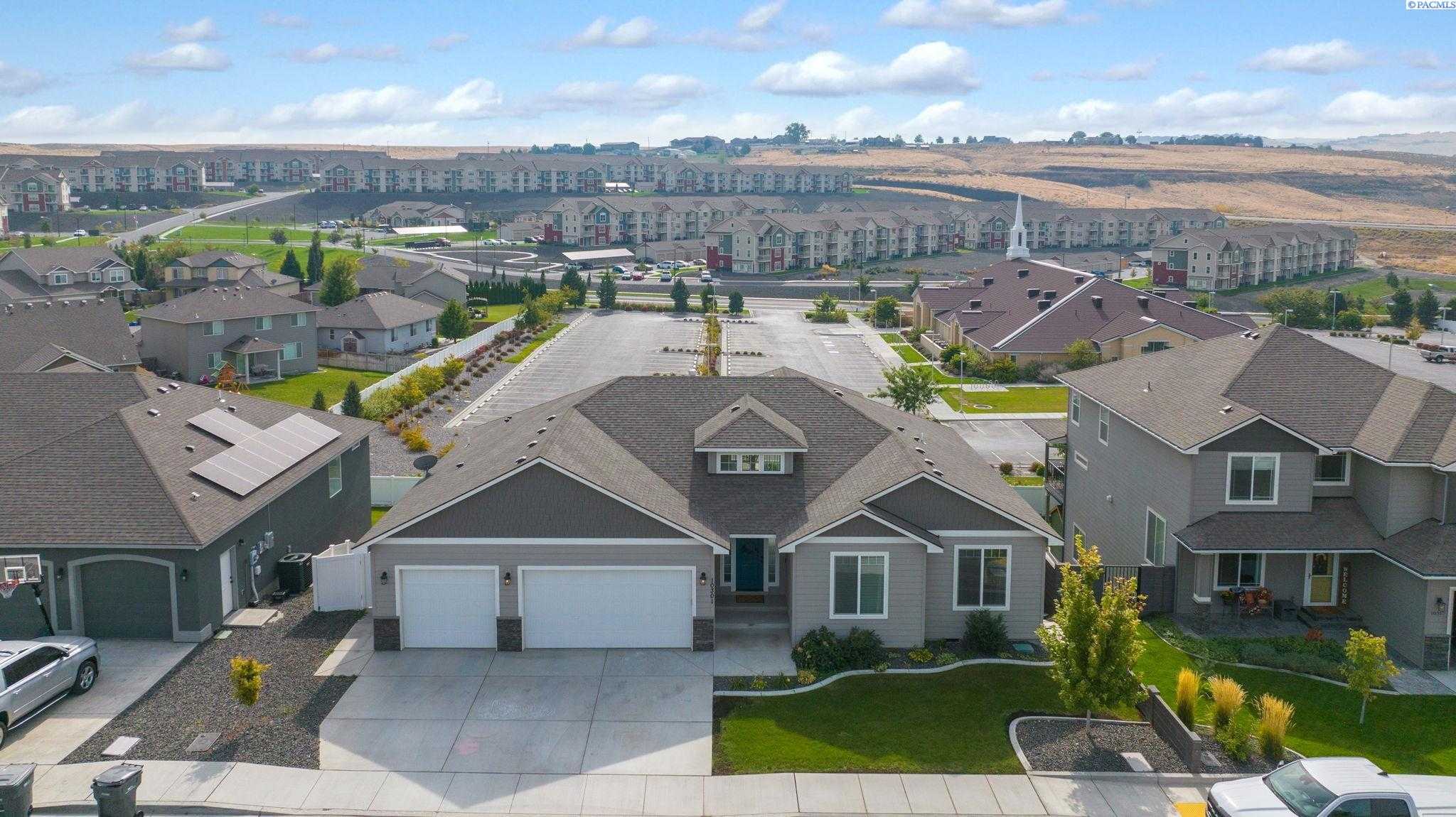 Photo of Newly Listed – 10301 W 18th Place, Kennewick, WA 99338