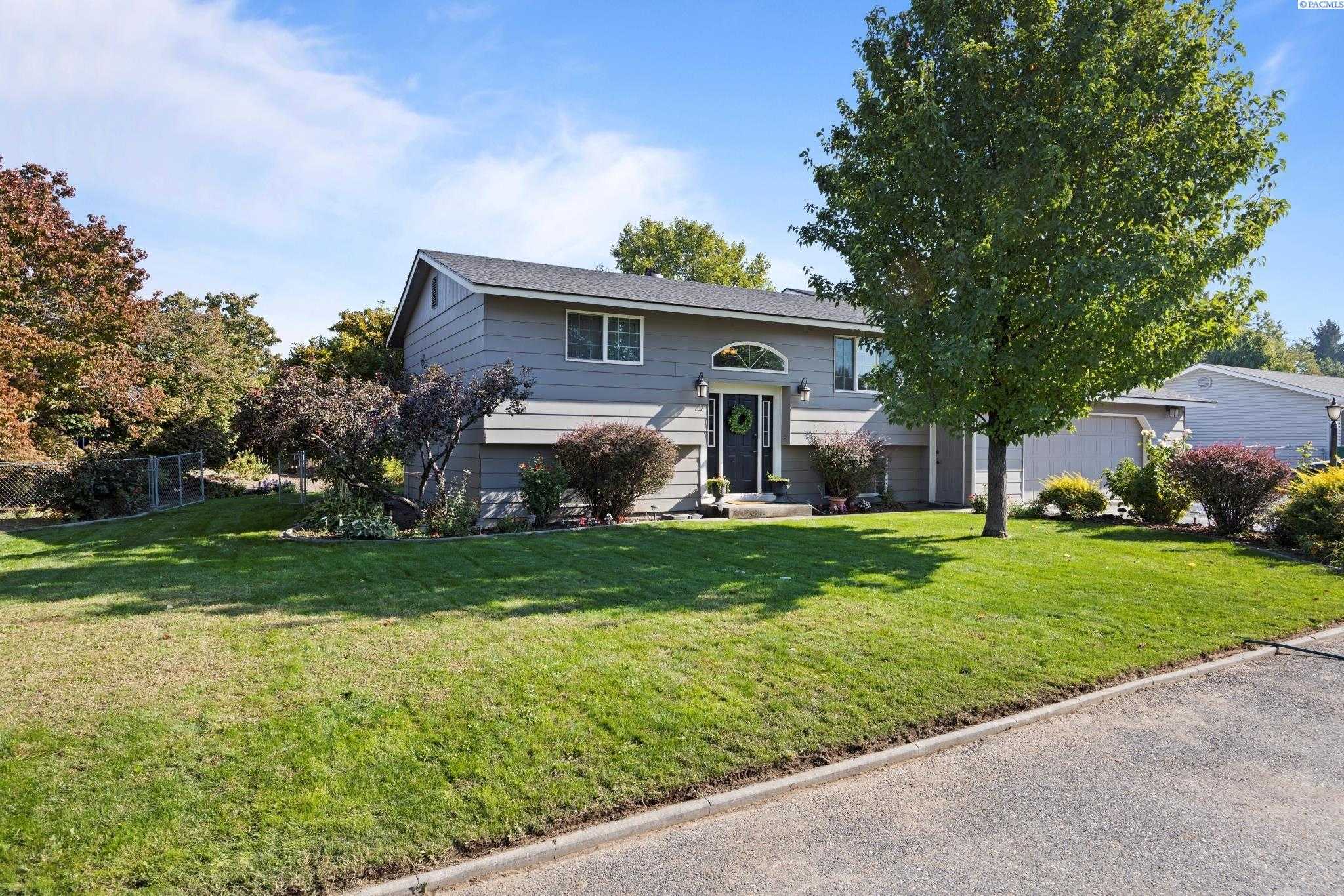 Photo of Newly Listed – 202 N Lincoln St, Kennewick, WA 99336