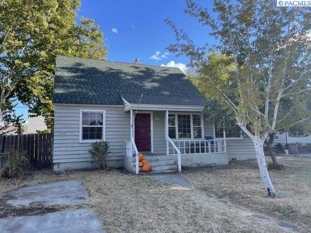 Photo of Newly Listed – 28 N Newport St, Kennewick, WA 99336