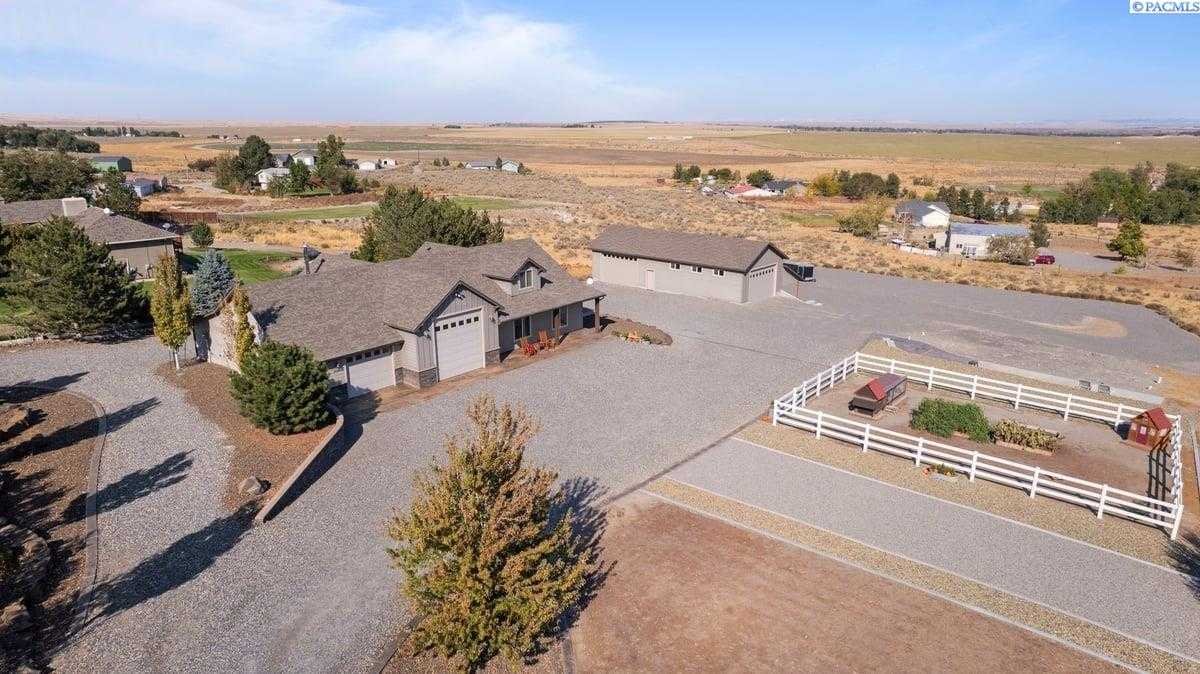 Photo of Newly Listed – 34204 E Red Mountain Rd, Benton City, WA 99320