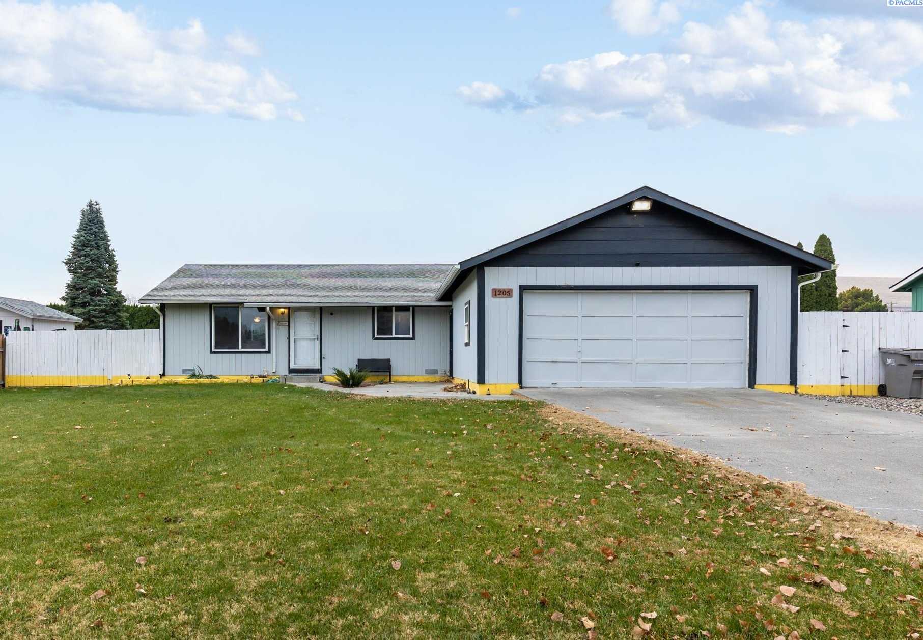 Photo of Newly Listed – 1205 W 42nd Ave, Kennewick, WA 99337