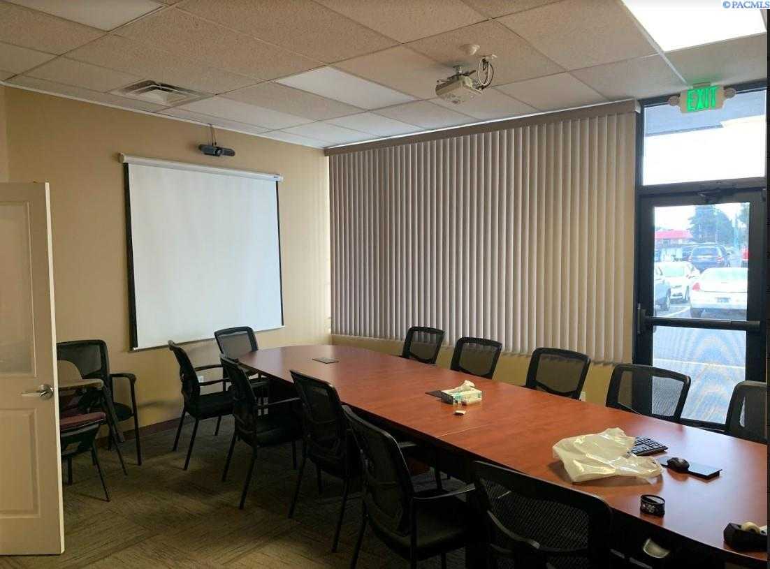 Photo of Newly Listed – 3180 W Clearwater Ave, Kennewick, WA 99336