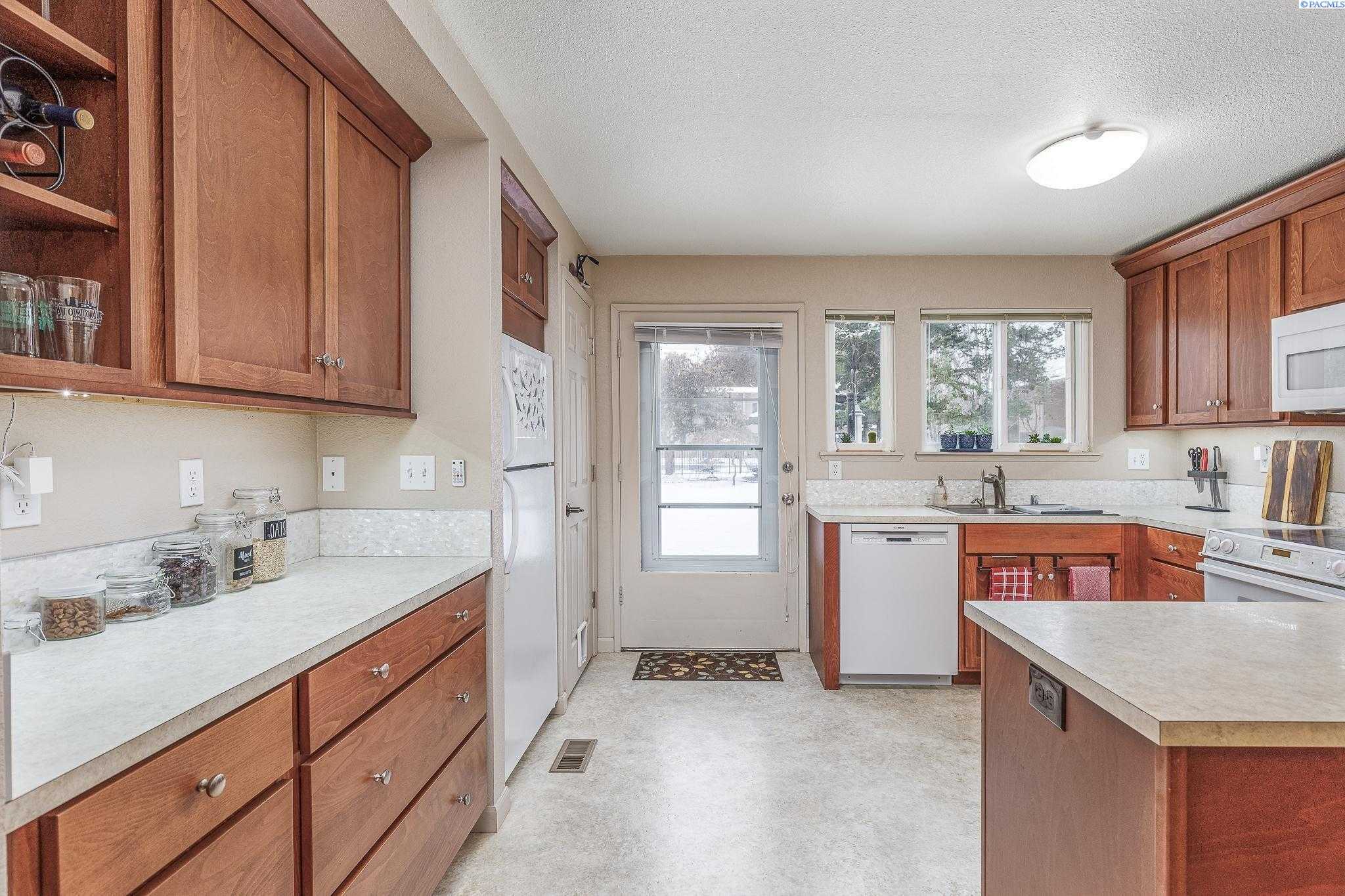 Photo of Newly Listed – 1653 Mowry Square, Richland, WA 99354