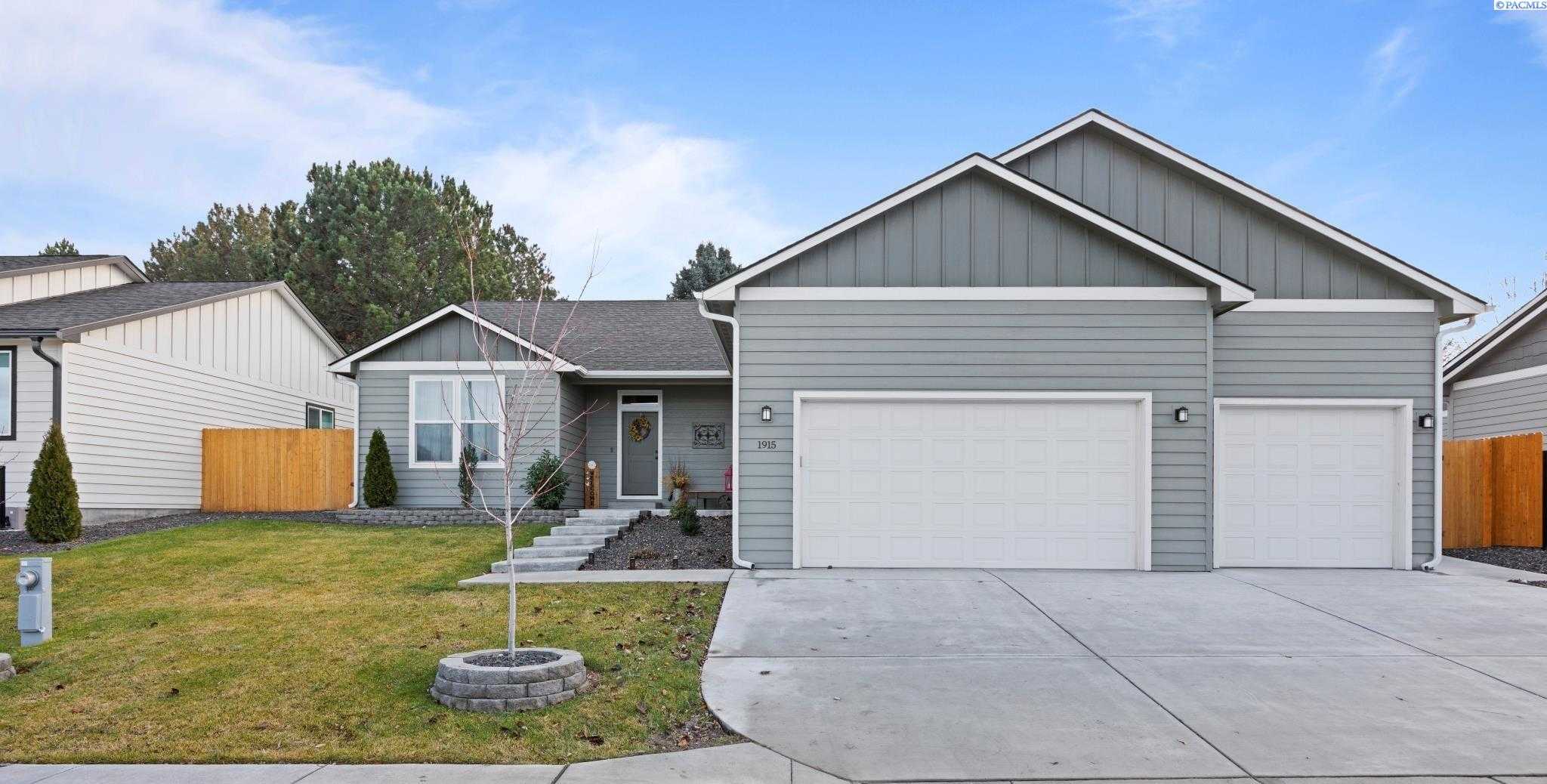 Photo of Newly Listed – 1915 W 39th Ave, Kennewick, WA 99337