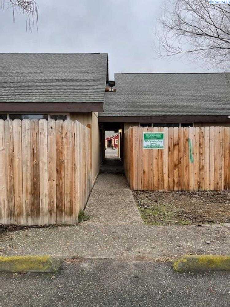 Photo of Newly Listed – 1402 W 2nd Ave, Kennewick, WA 99336