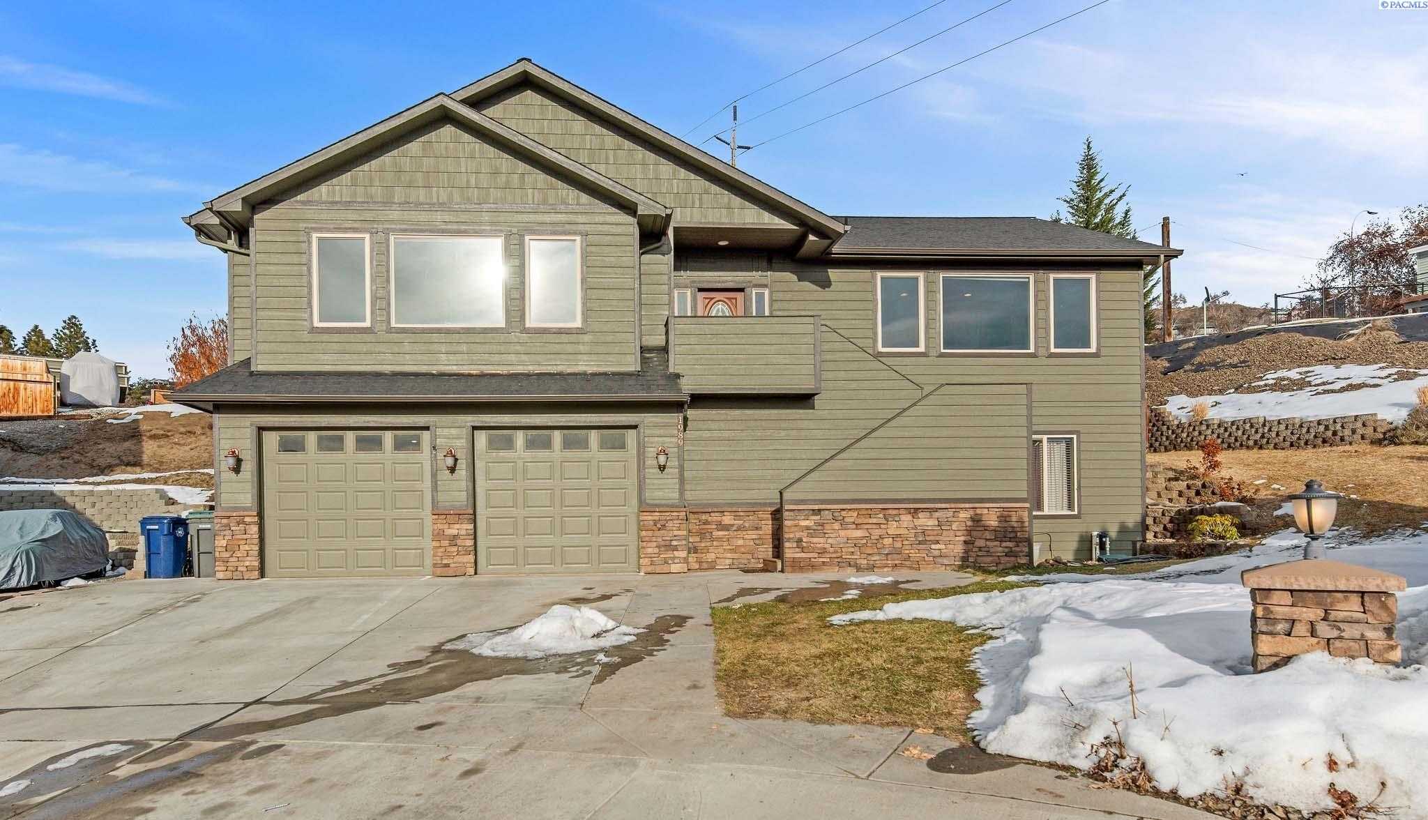 Photo of Newly Listed – 1989 Peach Haven, East Wenatchee, WA 98802