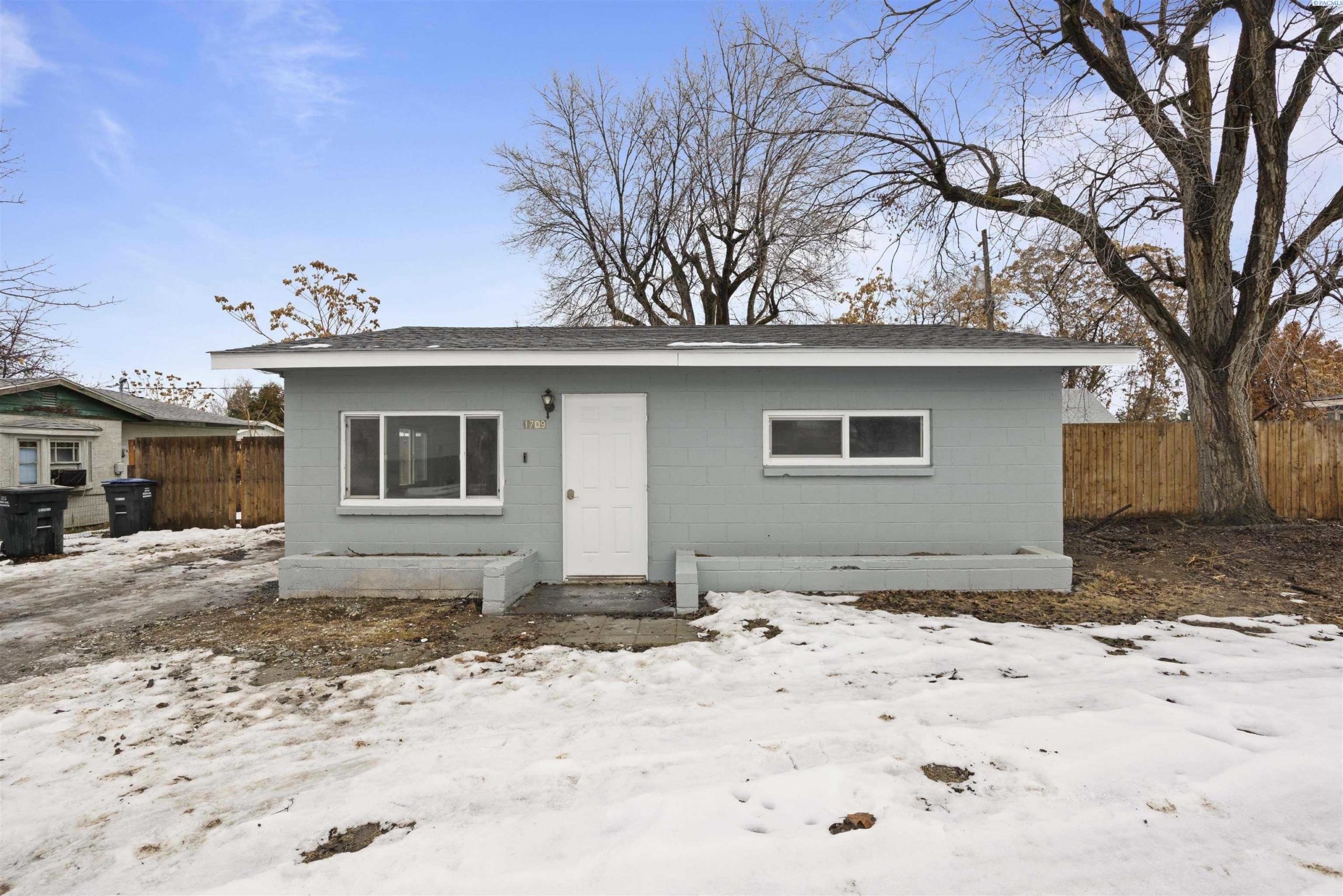 Photo of Newly Listed – 1709 W Peninsula, Moses Lake, WA 98837