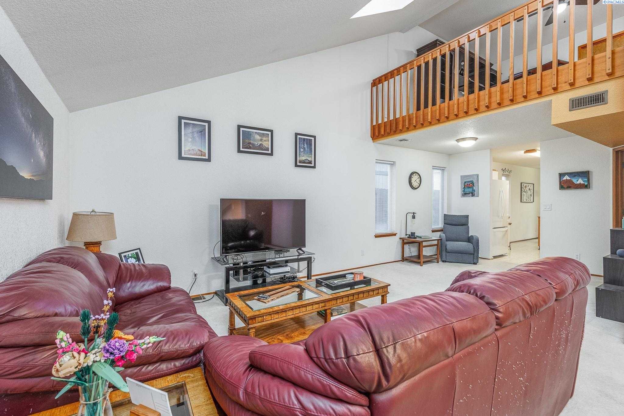 Photo of Newly Listed – 4227 W John Day Pl, Kennewick, WA 99336