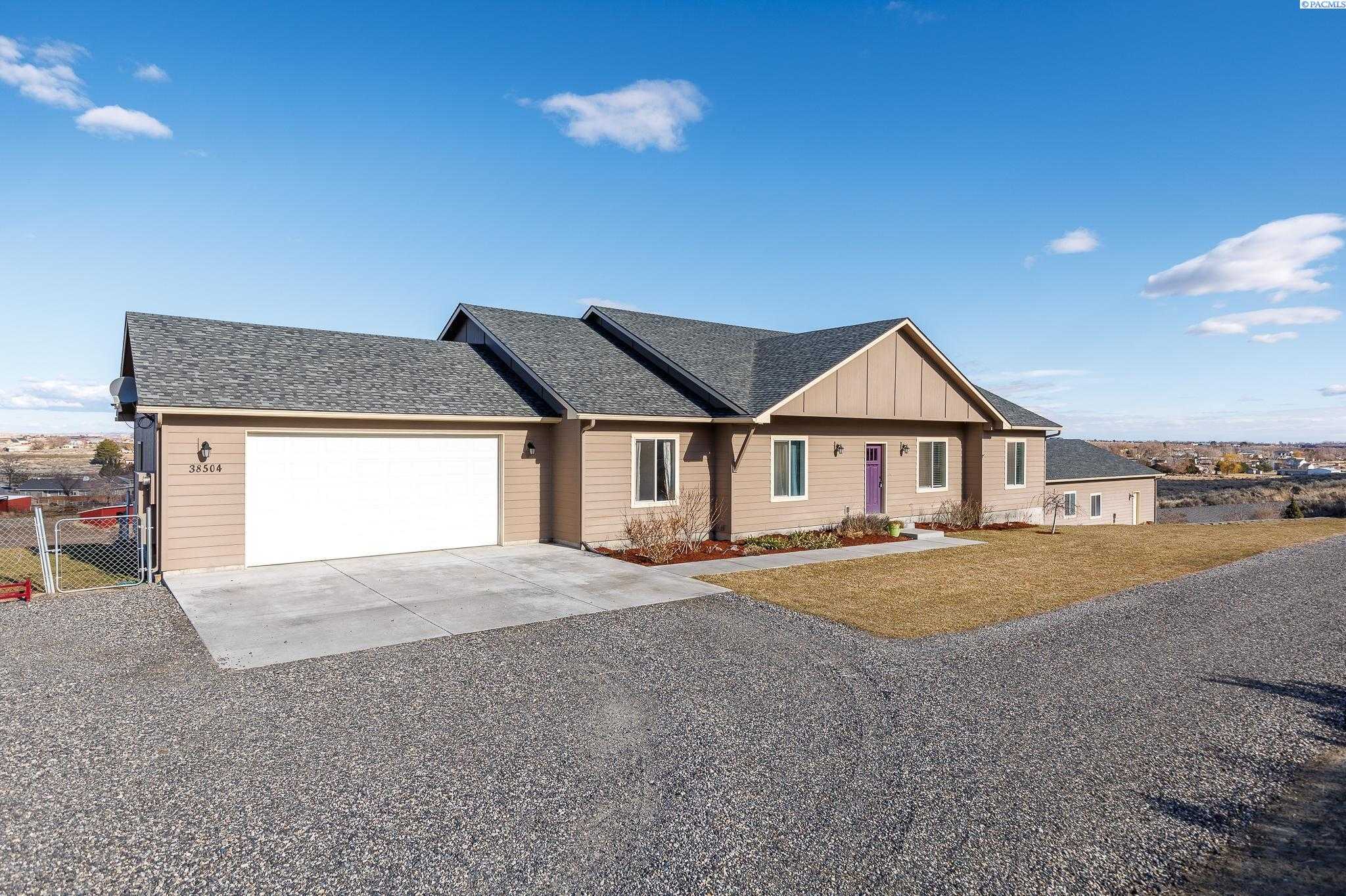 Photo of Newly Listed – 38504 E Ridge Crest Dr Ne, Benton City, WA 99320