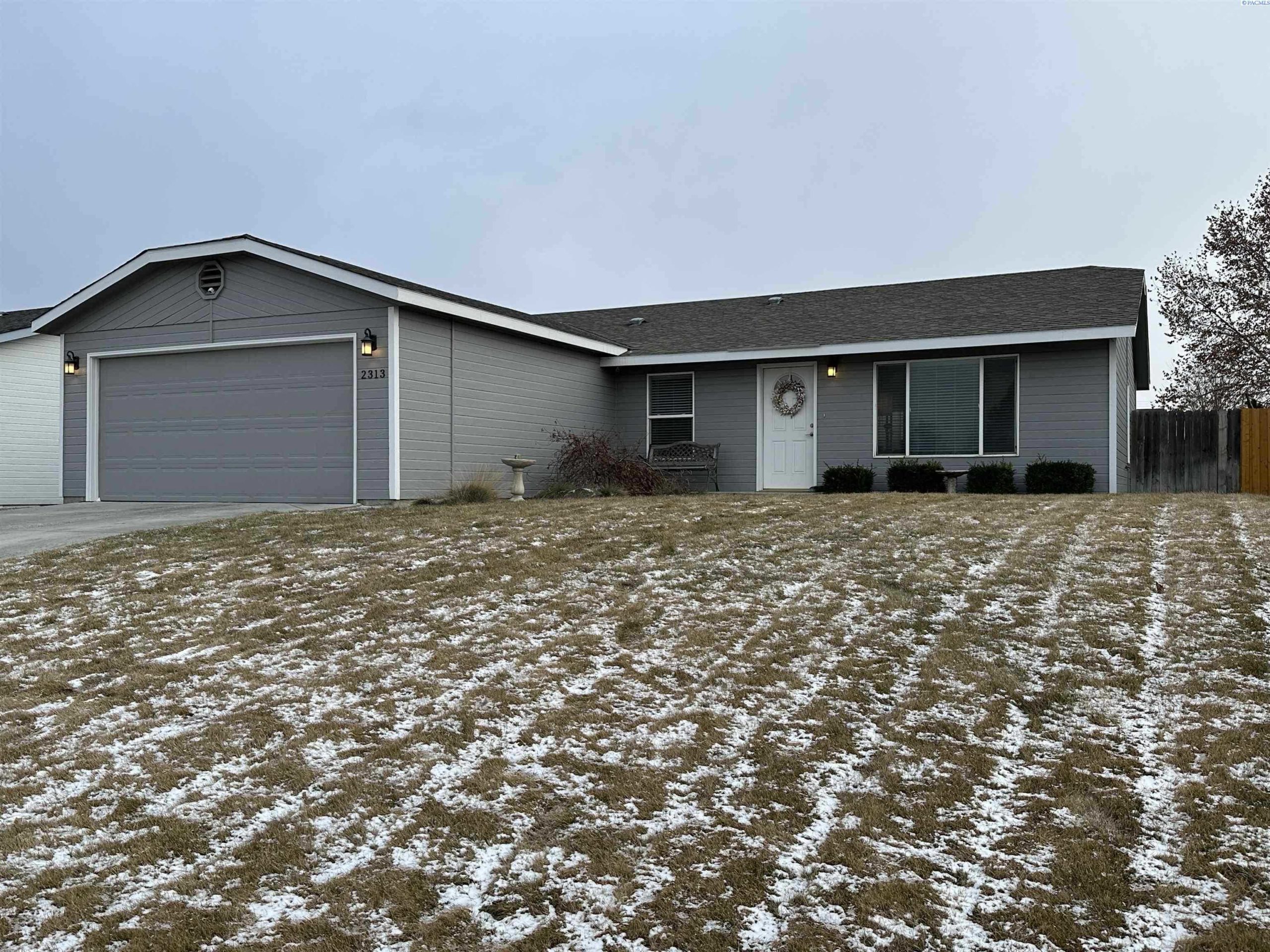 Photo of Newly Listed – 2313 W 20th Ave, Kennewick, WA 99337