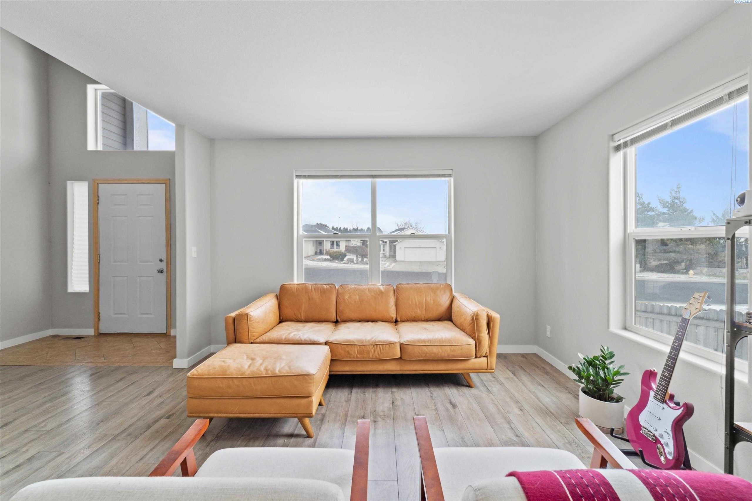 Photo of Newly Listed – 402 W Canyon Lakes Dr, Kennewick, WA 99337