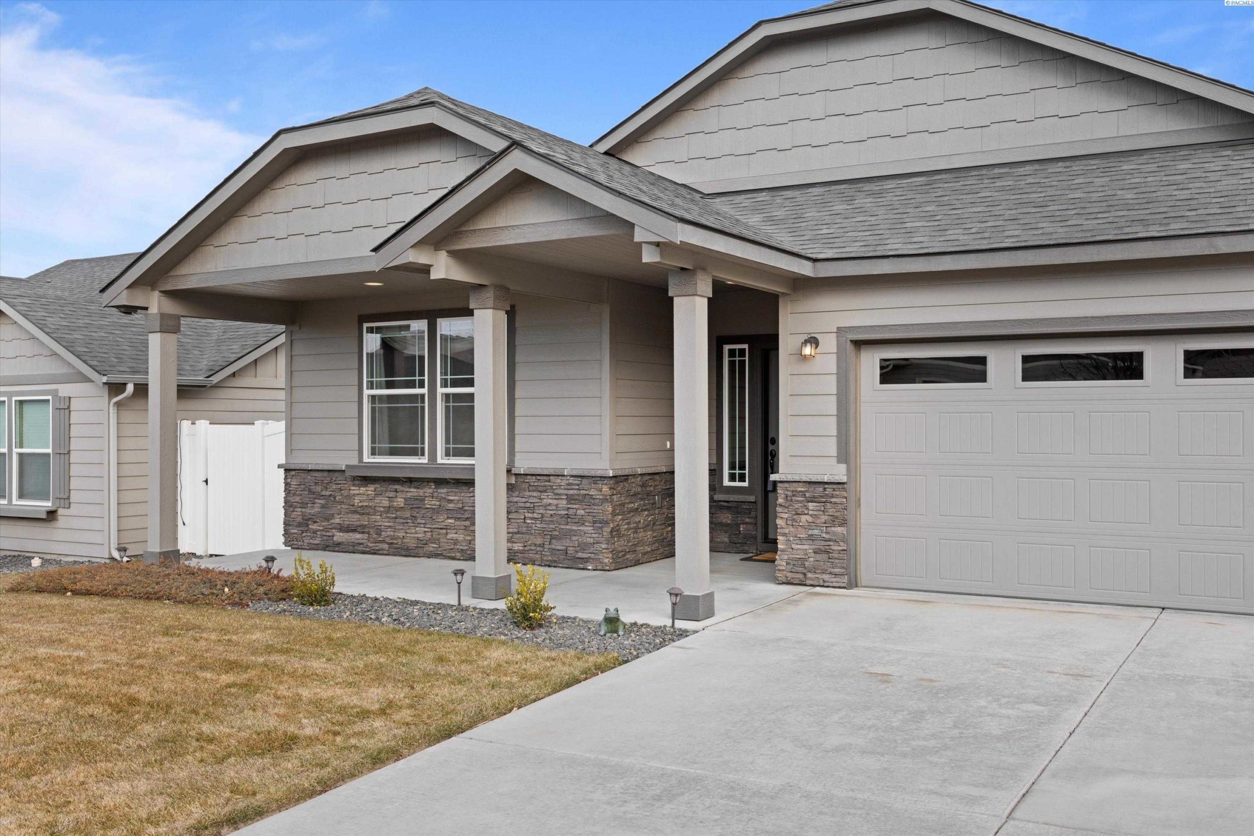 Photo of Newly Listed – 2926 Bellerive Dr, Richland, WA 99352