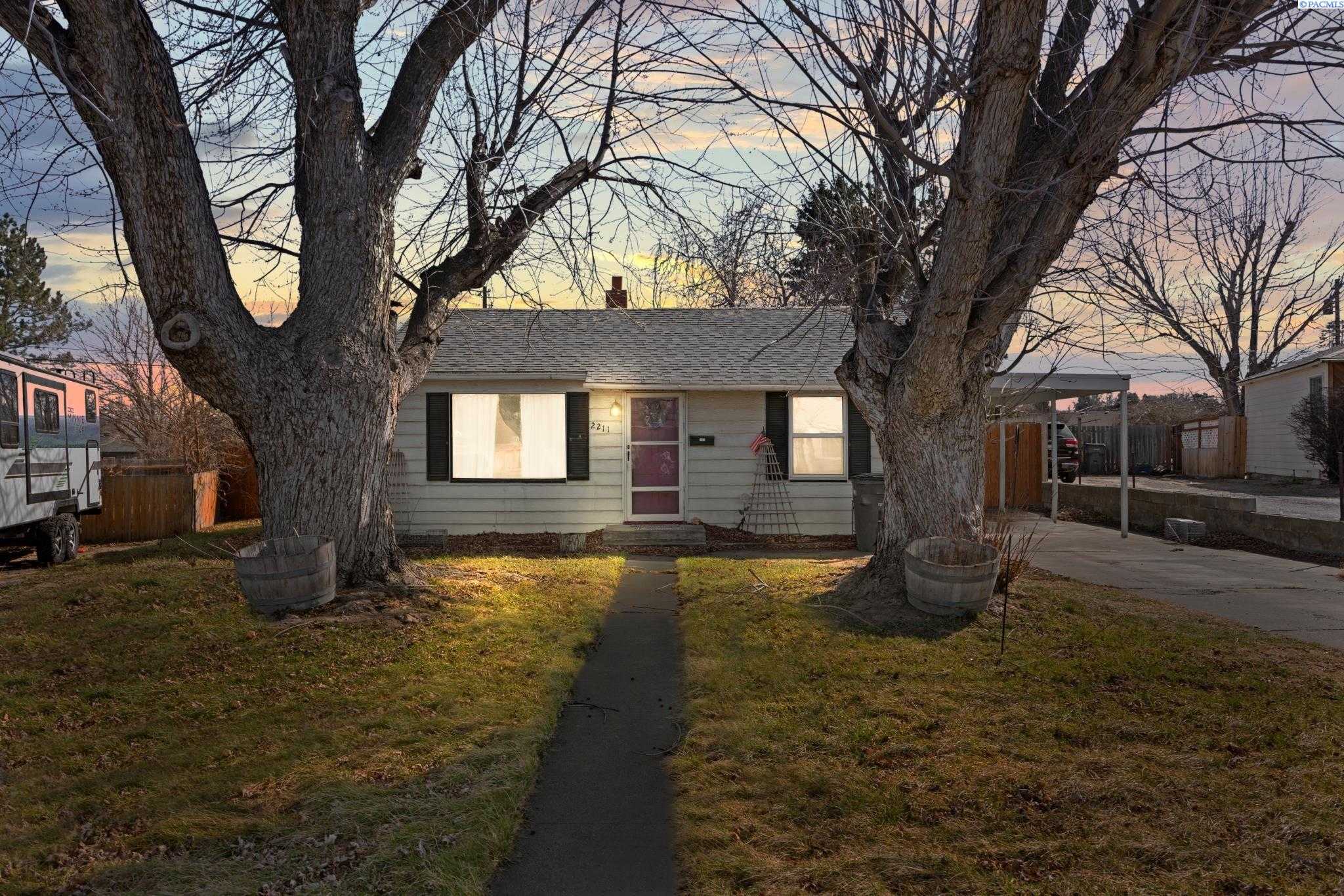 Photo of Newly Listed – 2211 W 6th Ave, Kennewick, WA 99336