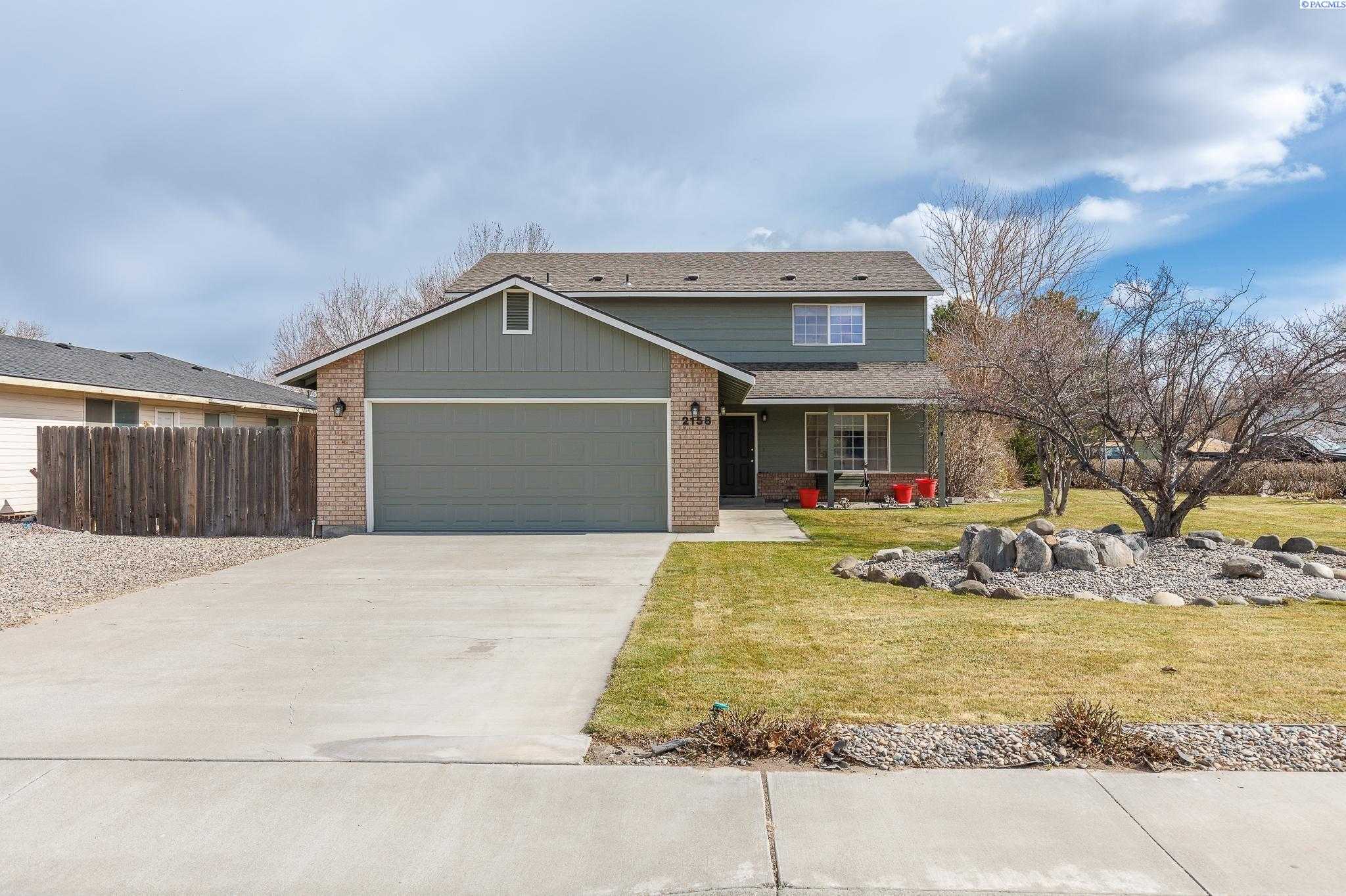 Photo of Newly Listed – 2158 Hummingbird Ln, West Richland, WA 99353