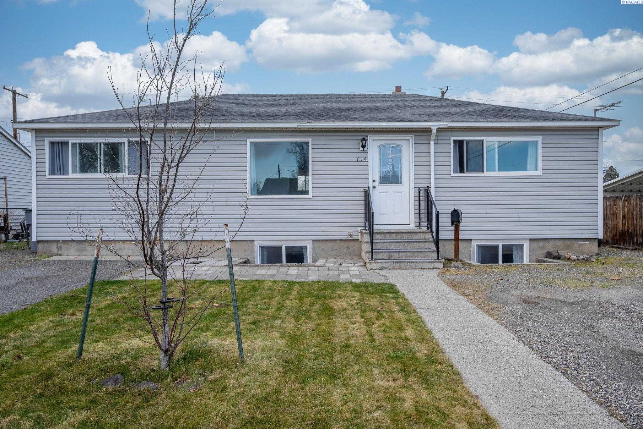 Photo of Newly Listed – 614 Coast St, Richland, WA 99354