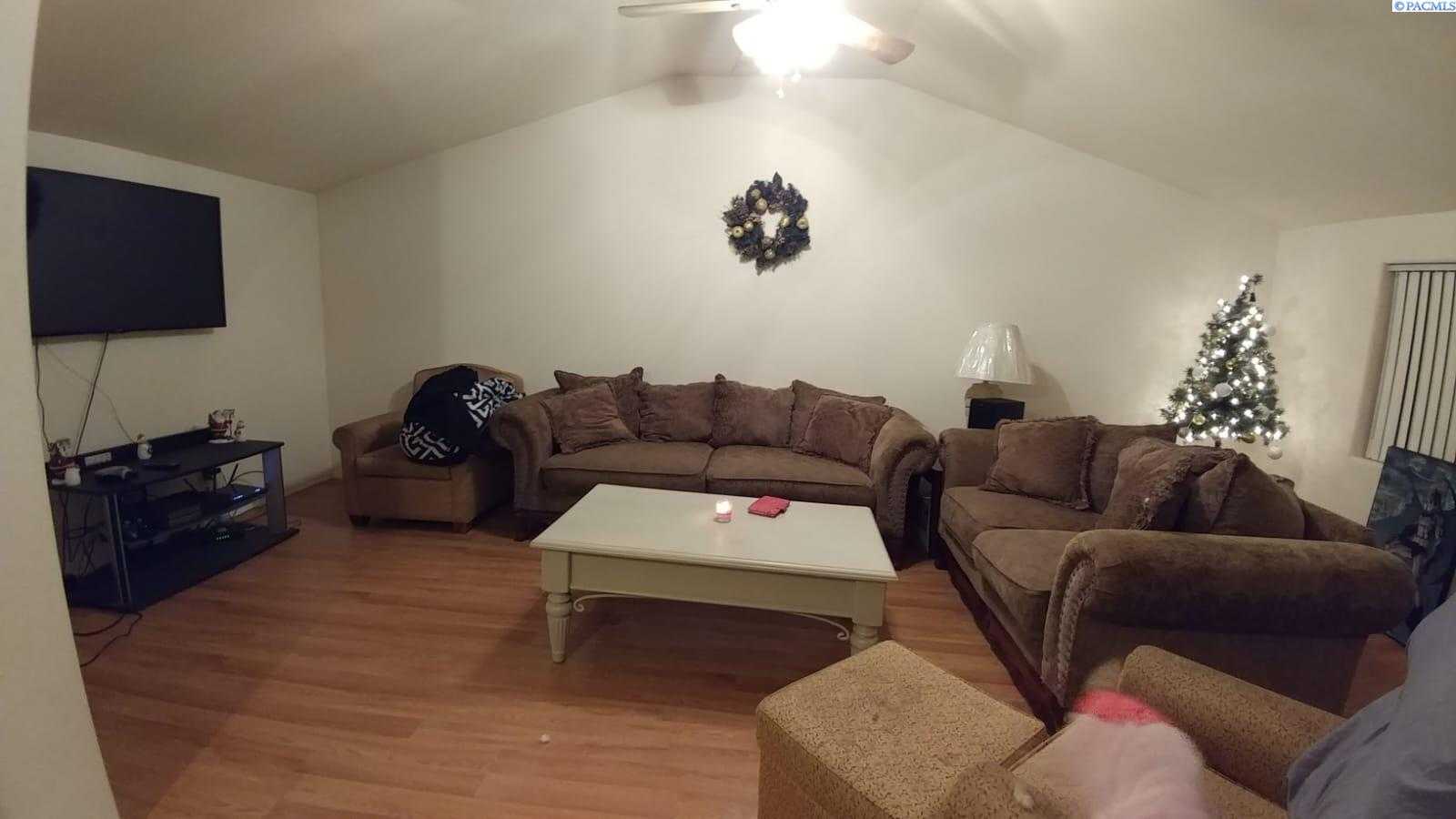 Photo of Newly Listed – 312 E 8th Ave, Kennewick, WA 99336